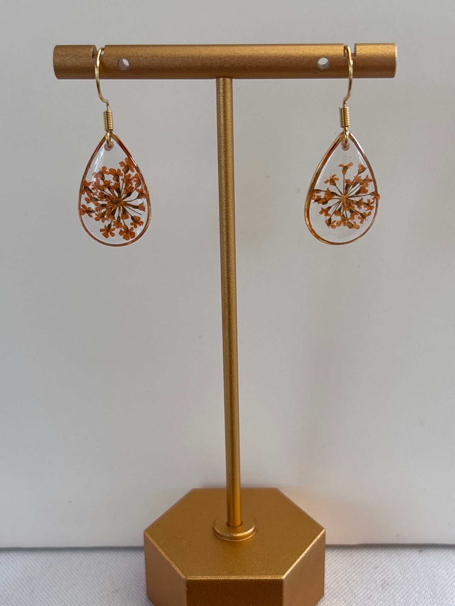 Dromerige druppels – oorbellen met Queen Anne’s Lace in resin