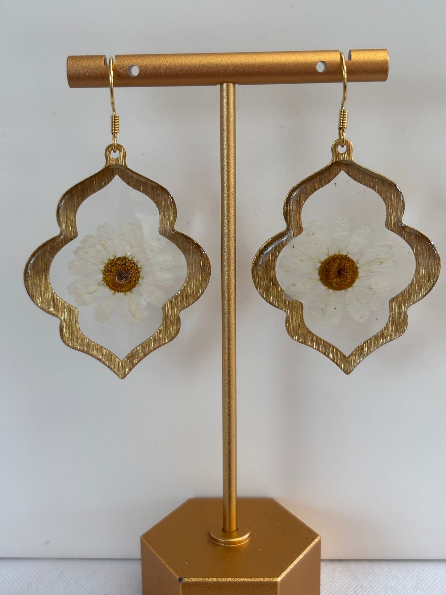 Lente in een oorbel – madeliefje in gouden hanger