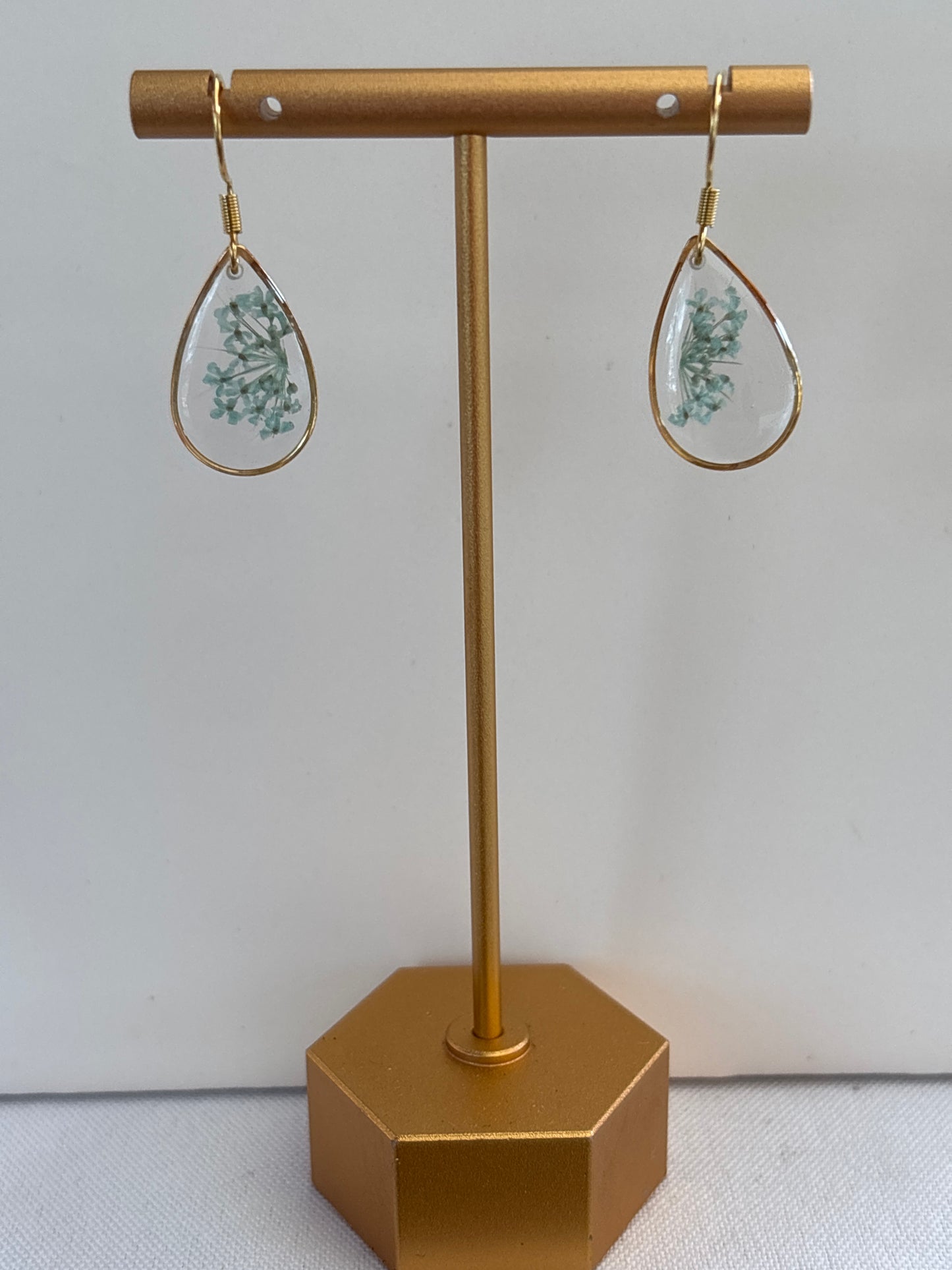 Dromerige druppels – oorbellen met Queen Anne’s Lace in resin