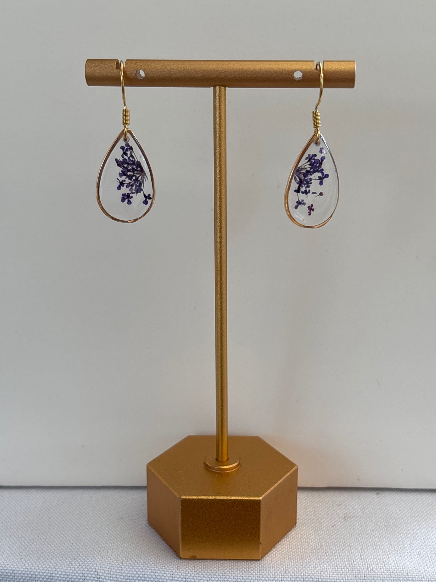Dromerige druppels – oorbellen met Queen Anne’s Lace in resin