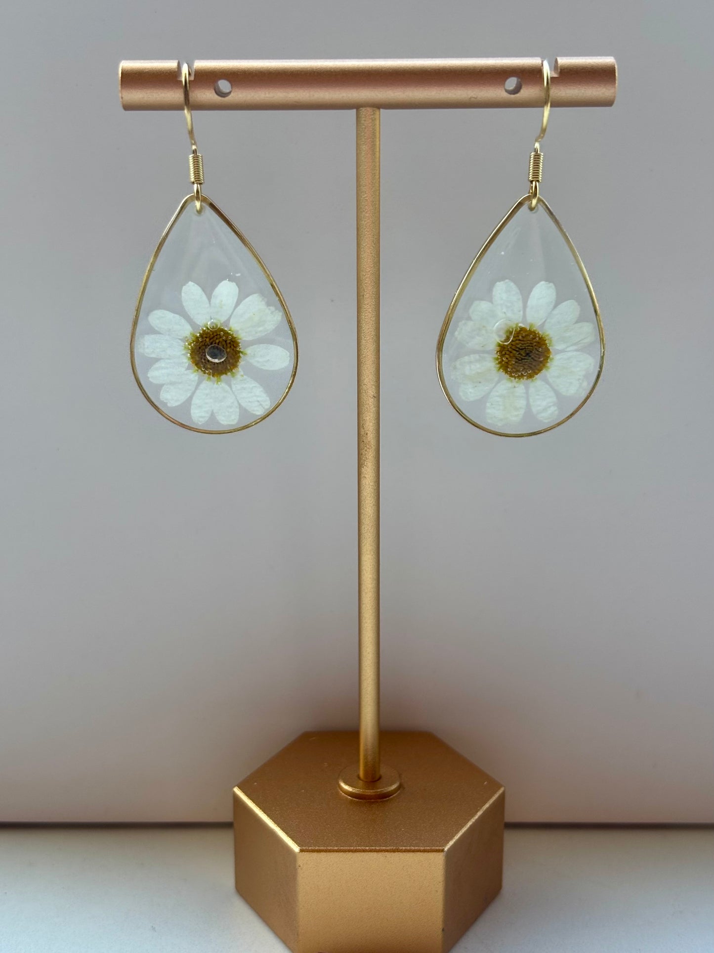 Lente in een oorbel – madeliefje in gouden hanger