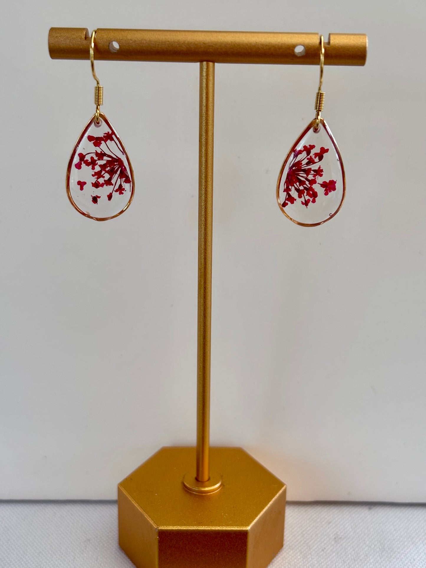 Dromerige druppels – oorbellen met Queen Anne’s Lace in resin