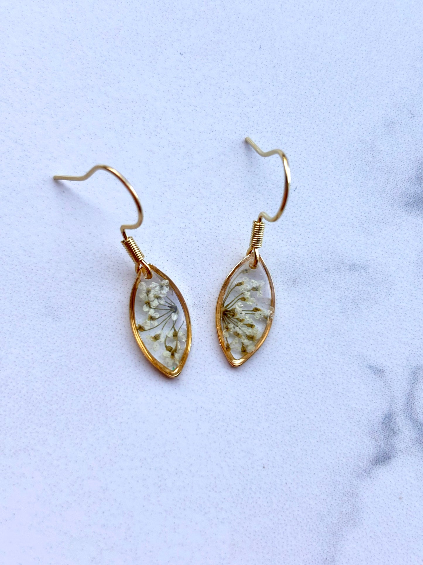 Delicate details – elegante oorbellen met Queen Anne’s Lace