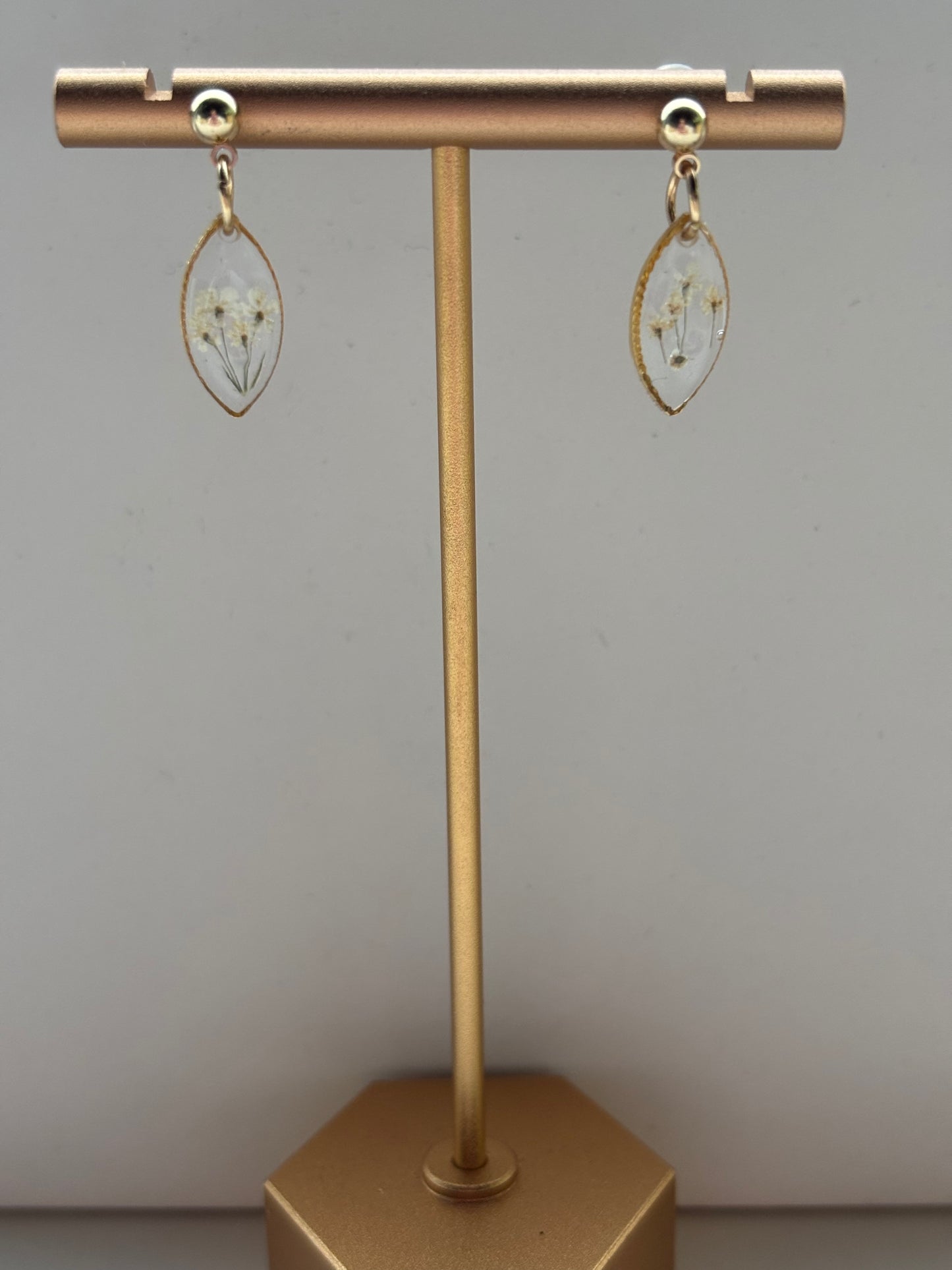 Ovaal vormige elegante oorbellen met Queen Anne’s Lace