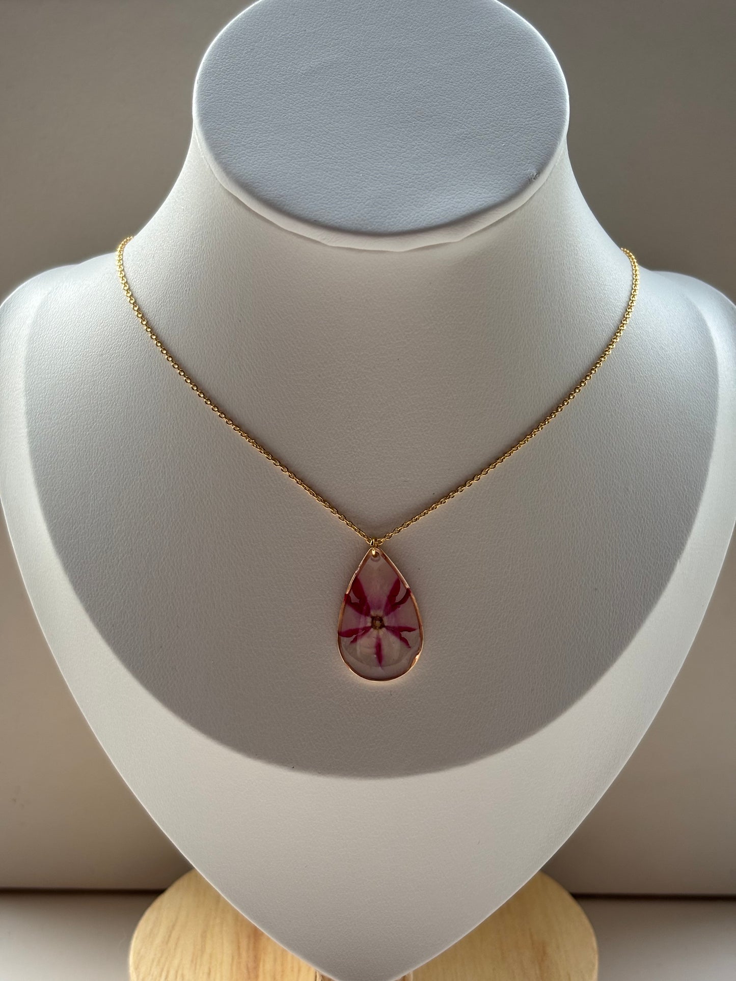 Zomerbloem – gouden ketting met roze verbena