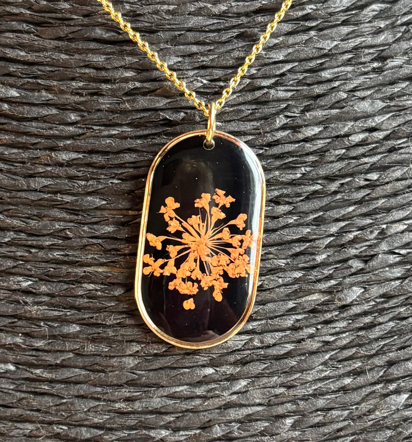 Warme gloed – ketting met oranje dillebloem in ovale hanger