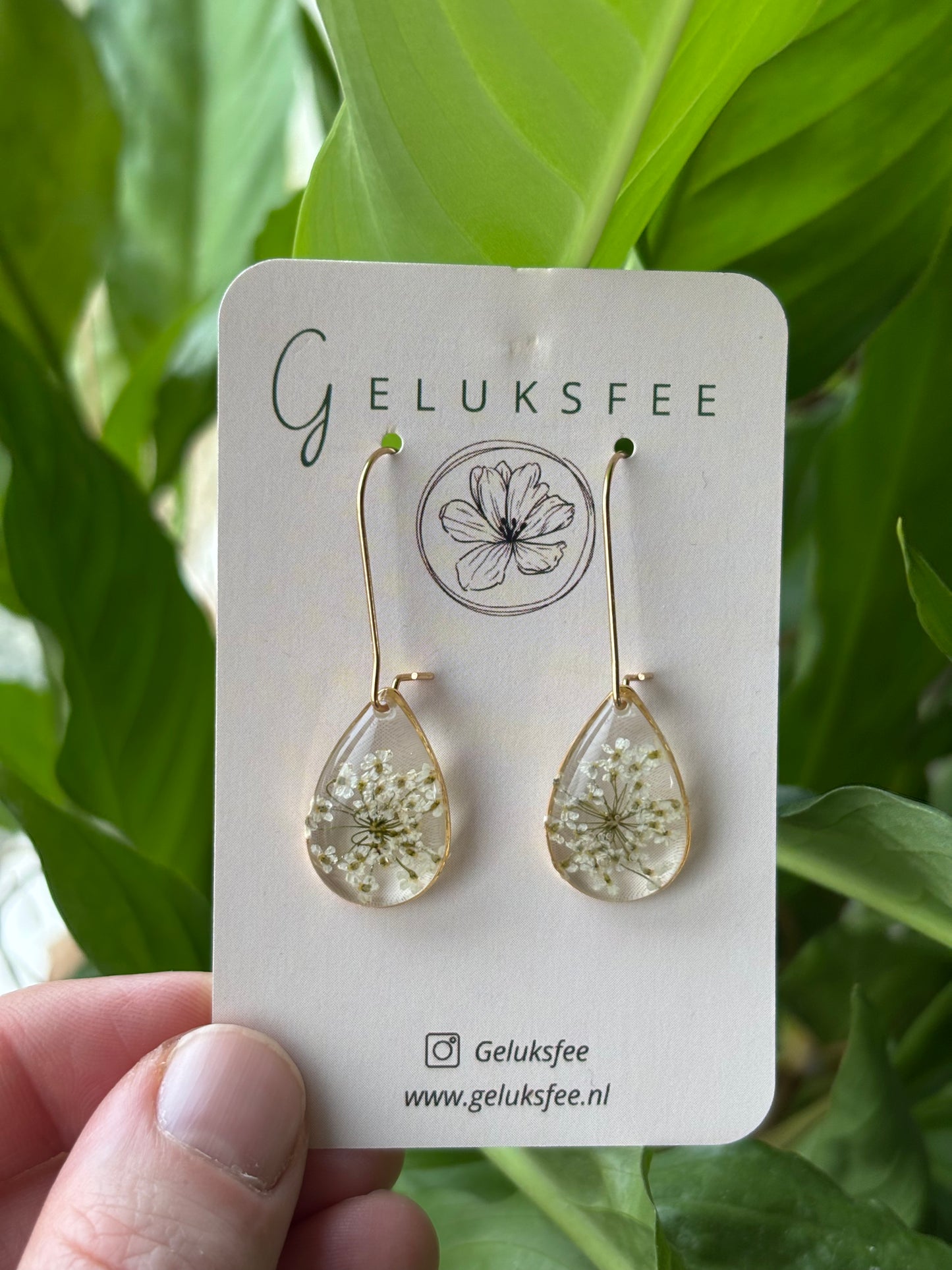 Dromerige druppels – oorbellen met Queen Anne’s Lace in resin