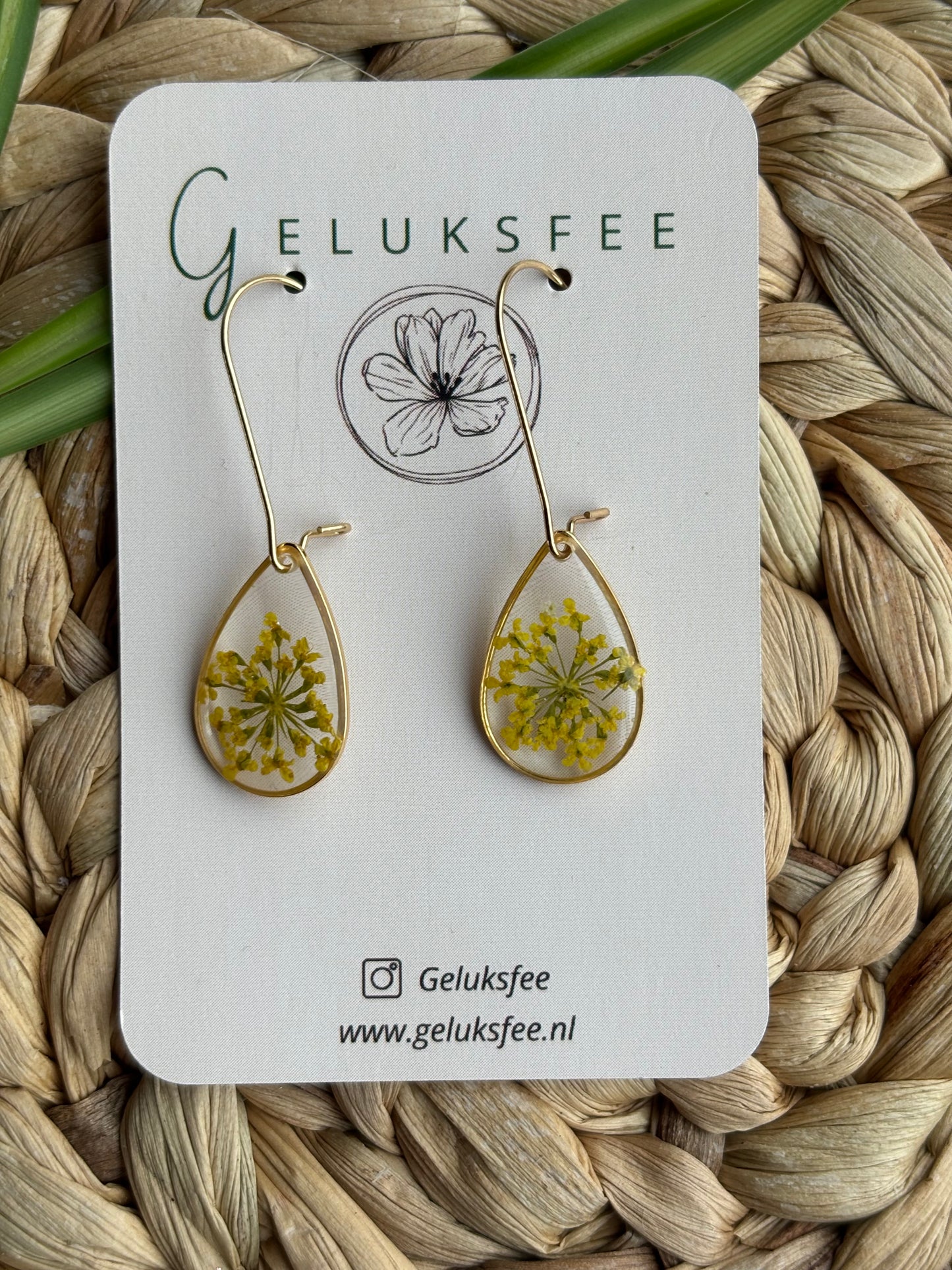 Dromerige druppels – oorbellen met Queen Anne’s Lace in resin