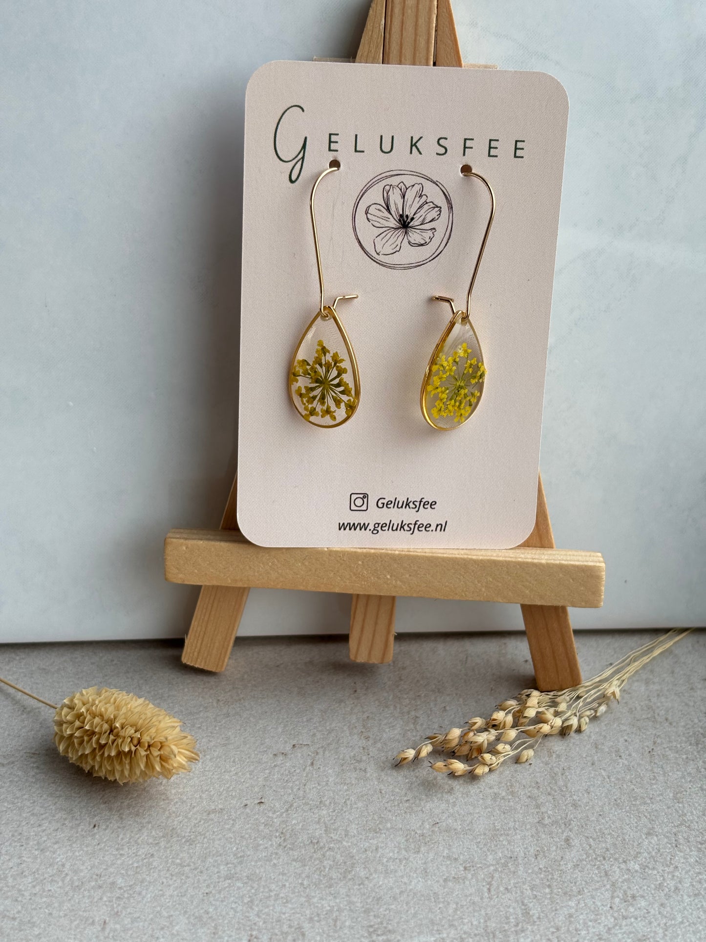 Dromerige druppels – oorbellen met Queen Anne’s Lace in resin