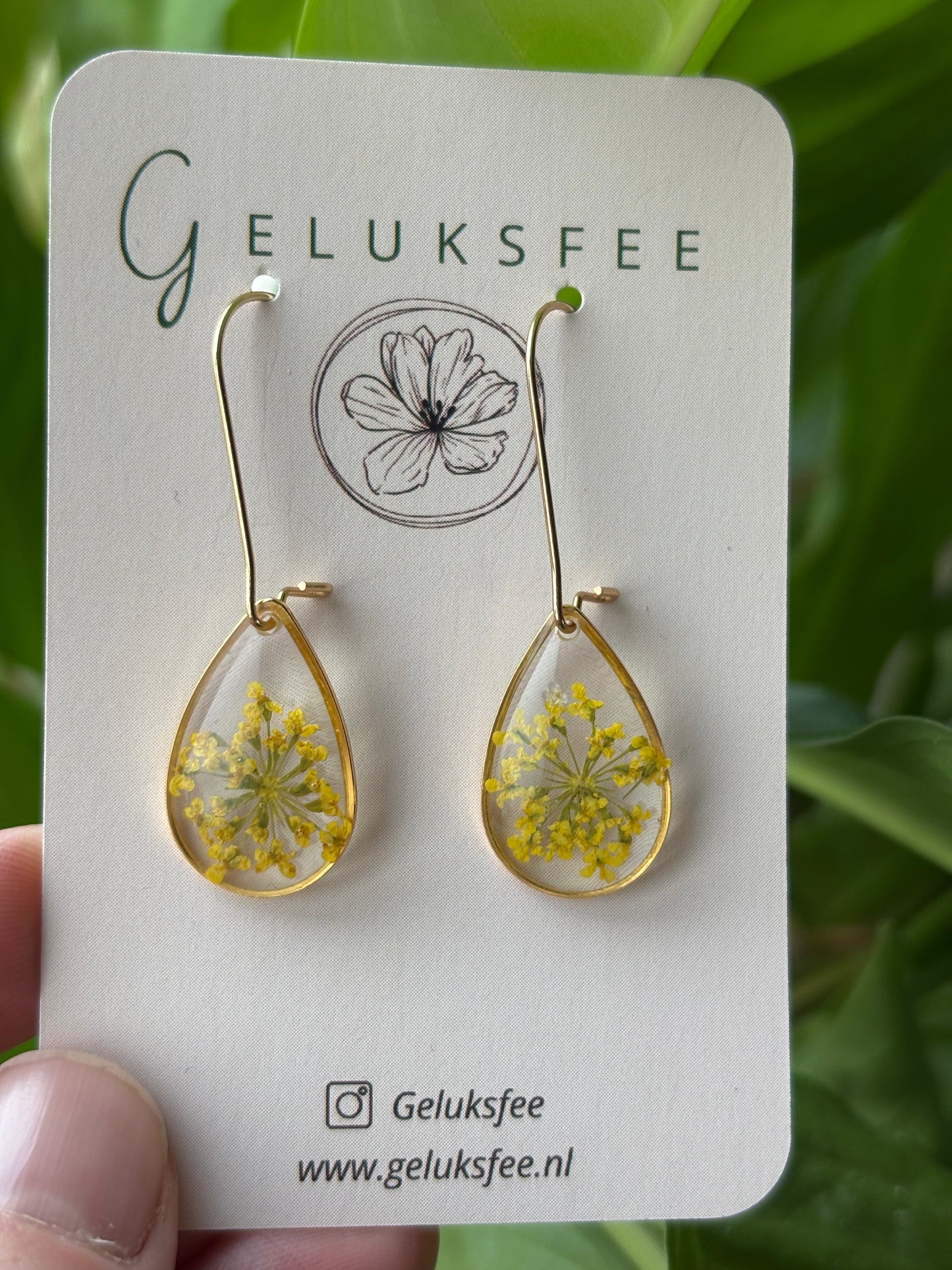 Dromerige druppels – oorbellen met Queen Anne’s Lace in resin