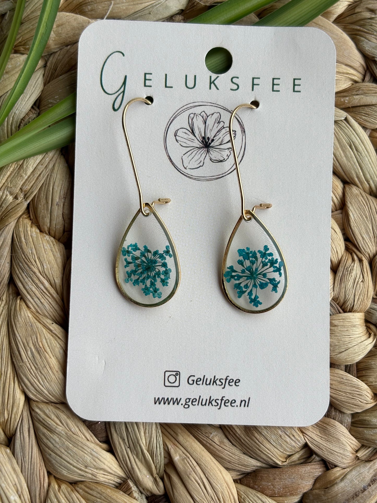 Dromerige druppels – oorbellen met Queen Anne’s Lace in resin