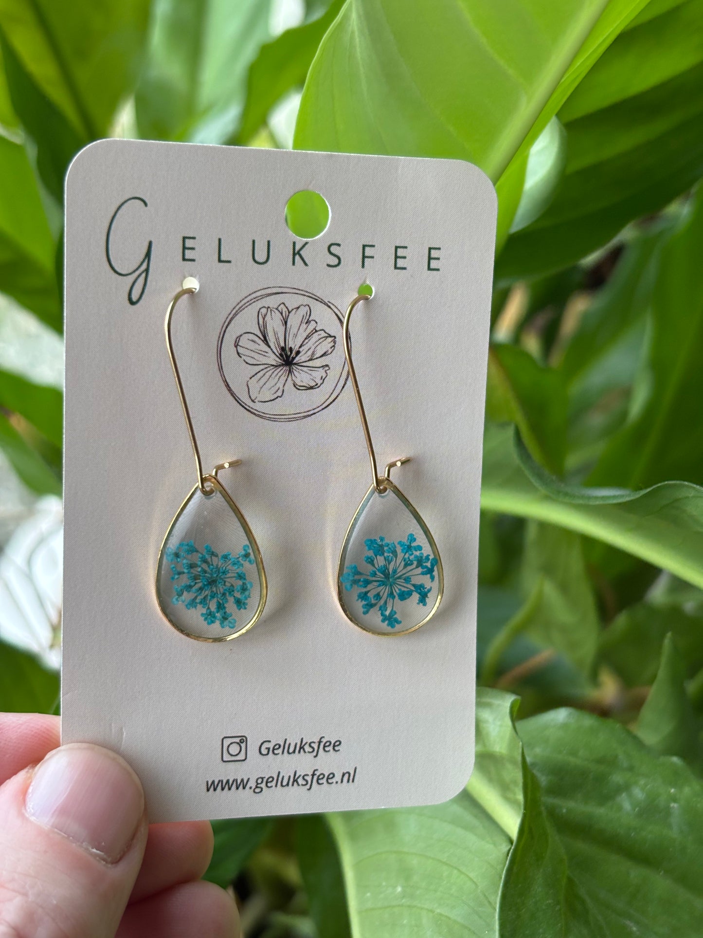 Dromerige druppels – oorbellen met Queen Anne’s Lace in resin