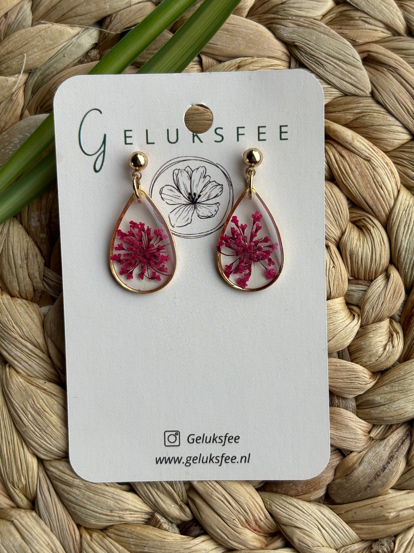Dromerige druppels – oorbellen met Queen Anne’s Lace in resin