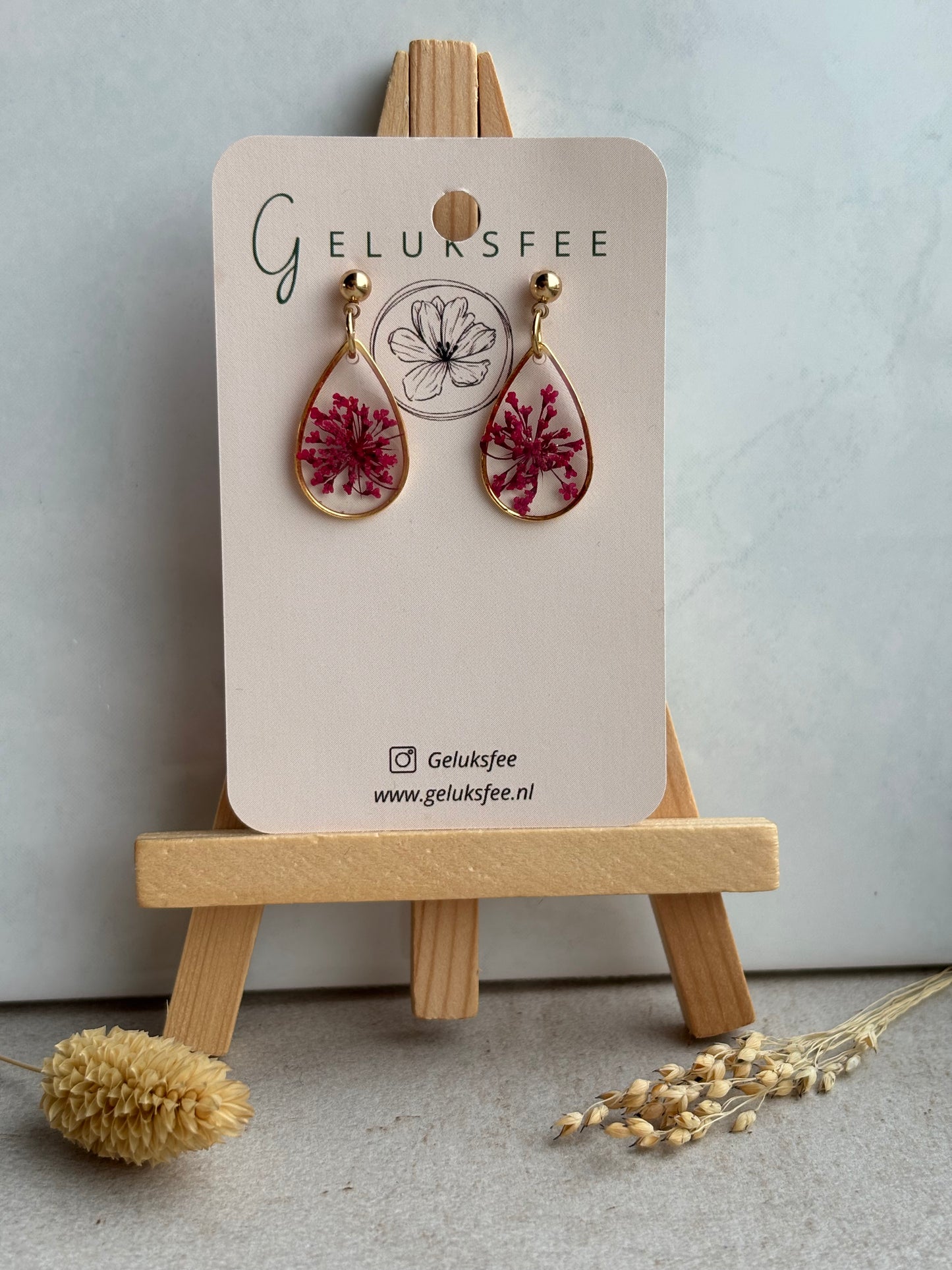 Dromerige druppels – oorbellen met Queen Anne’s Lace in resin