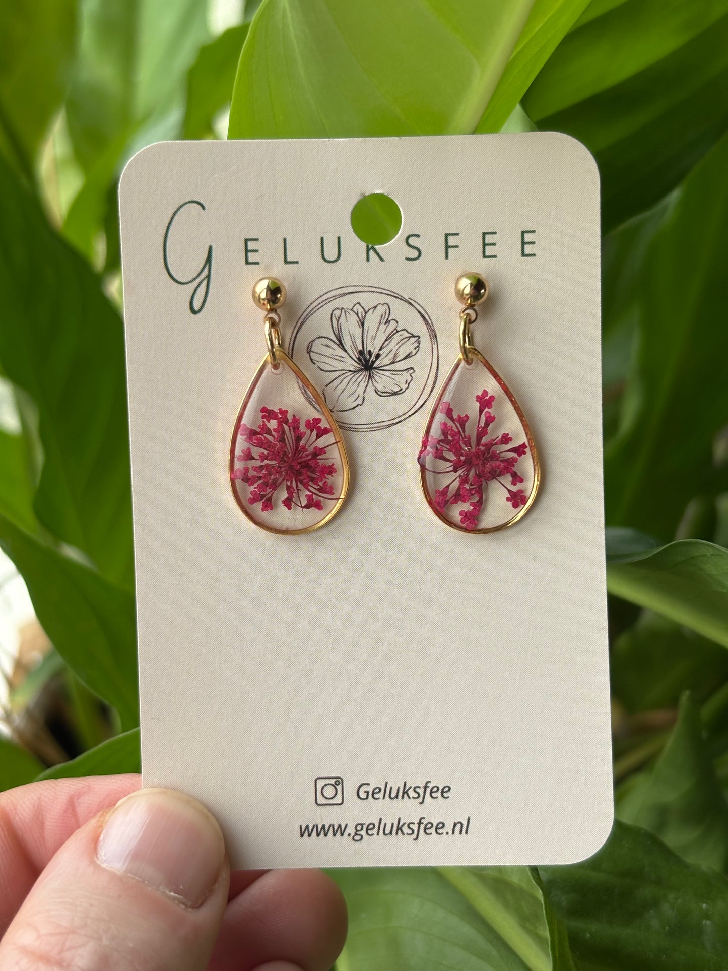 Dromerige druppels – oorbellen met Queen Anne’s Lace in resin