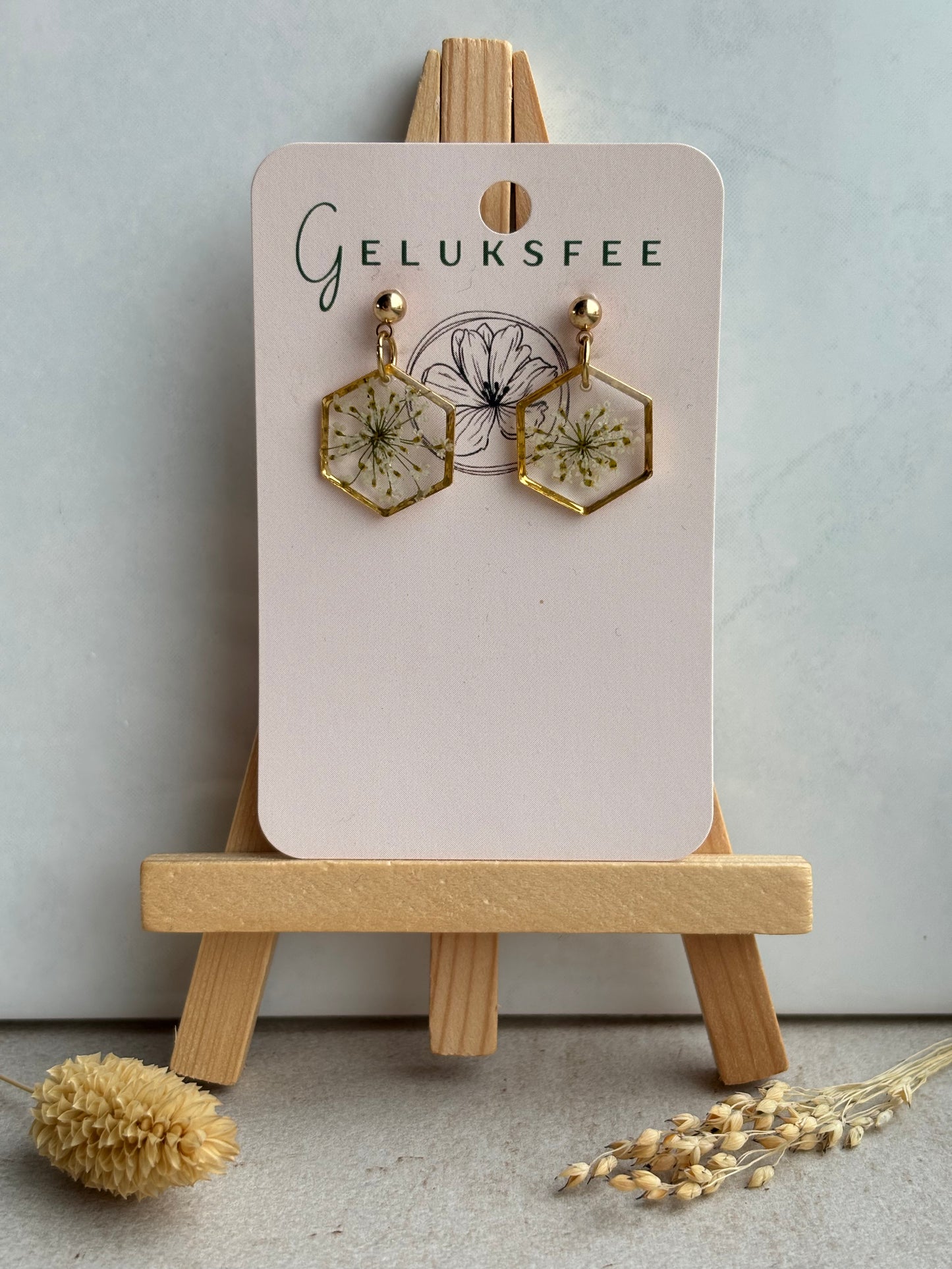 Natuurlijke geometrie – hexagon oorbellen met Queen Anne’s Lace