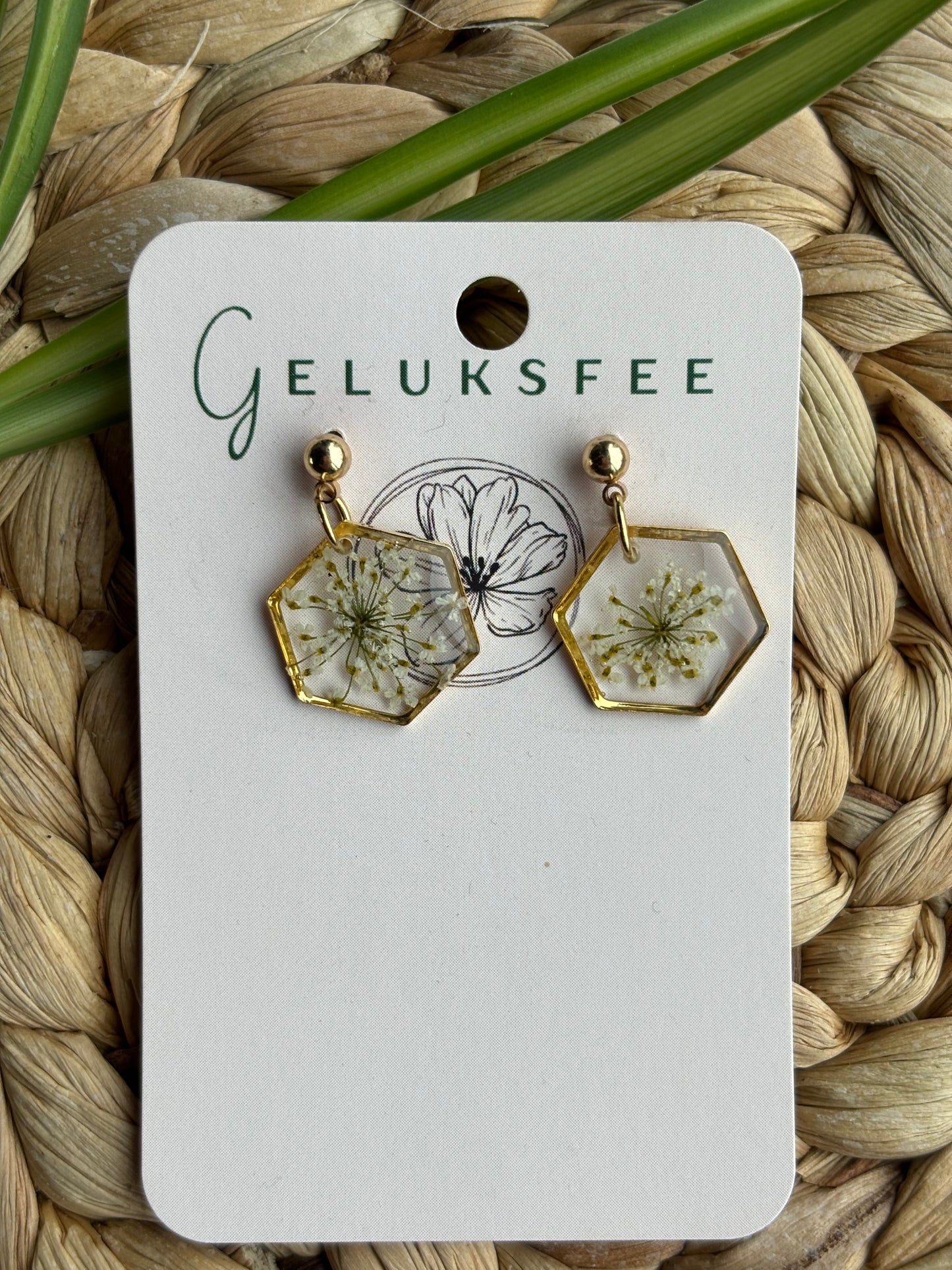 Natuurlijke geometrie – hexagon oorbellen met Queen Anne’s Lace