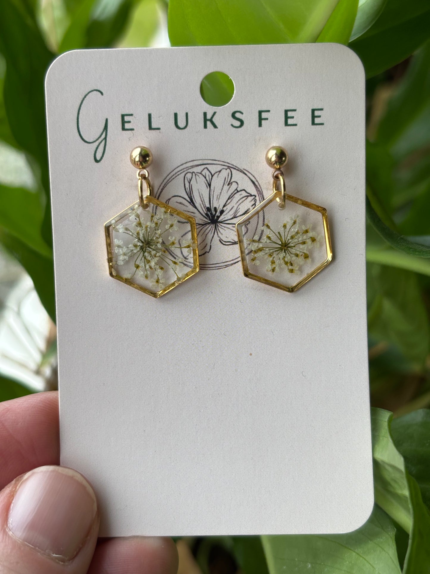 Natuurlijke geometrie – hexagon oorbellen met Queen Anne’s Lace