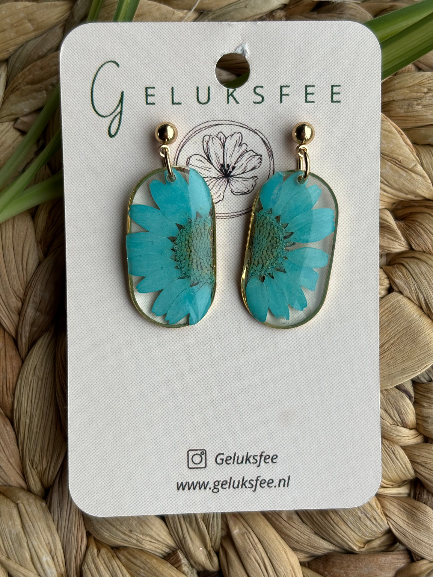 Halve margriet – ovaalvormige resin oorbellen met bloemdetail