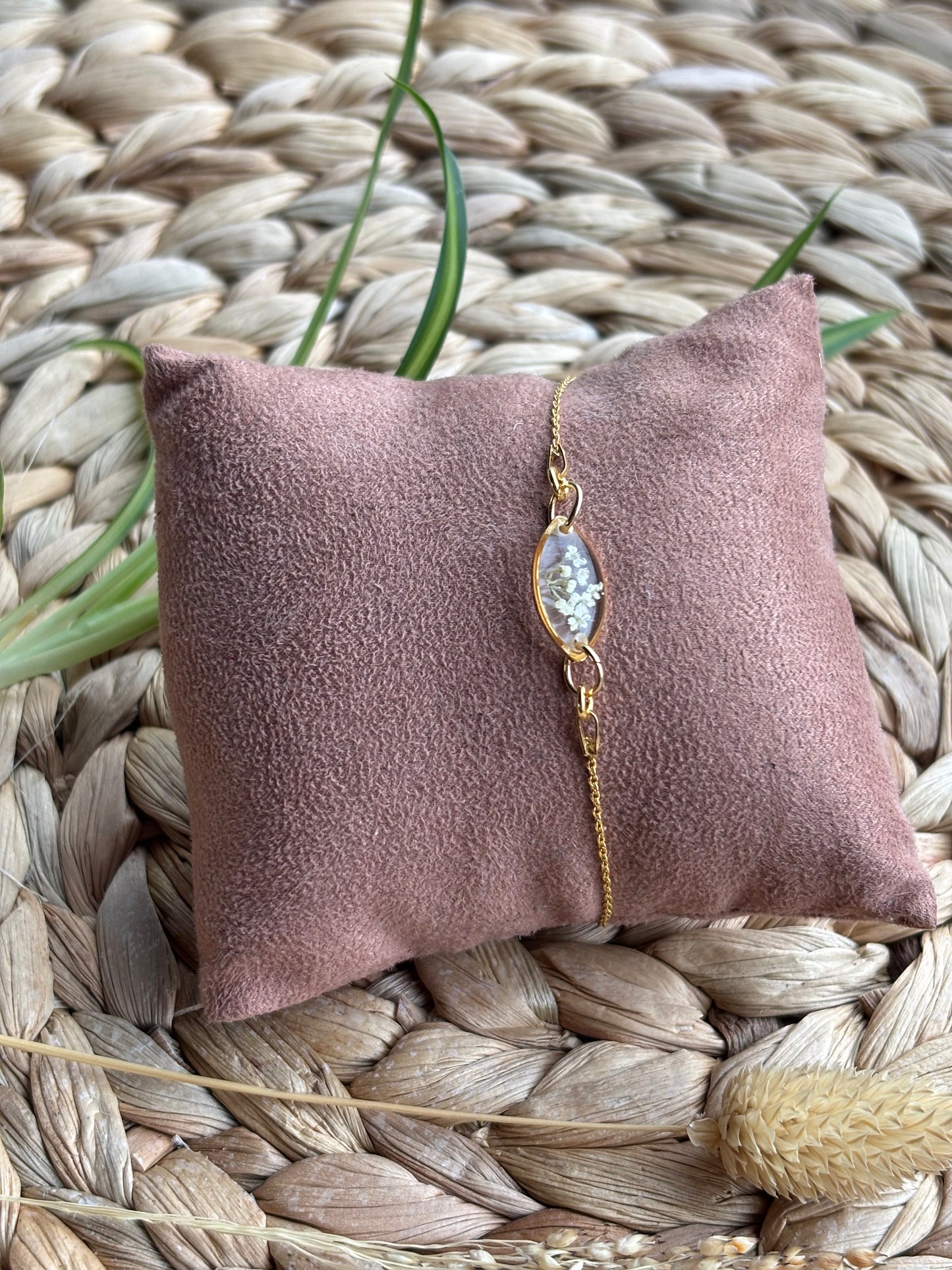 Fijne eenvoud – armband met witte dille bloemetje
