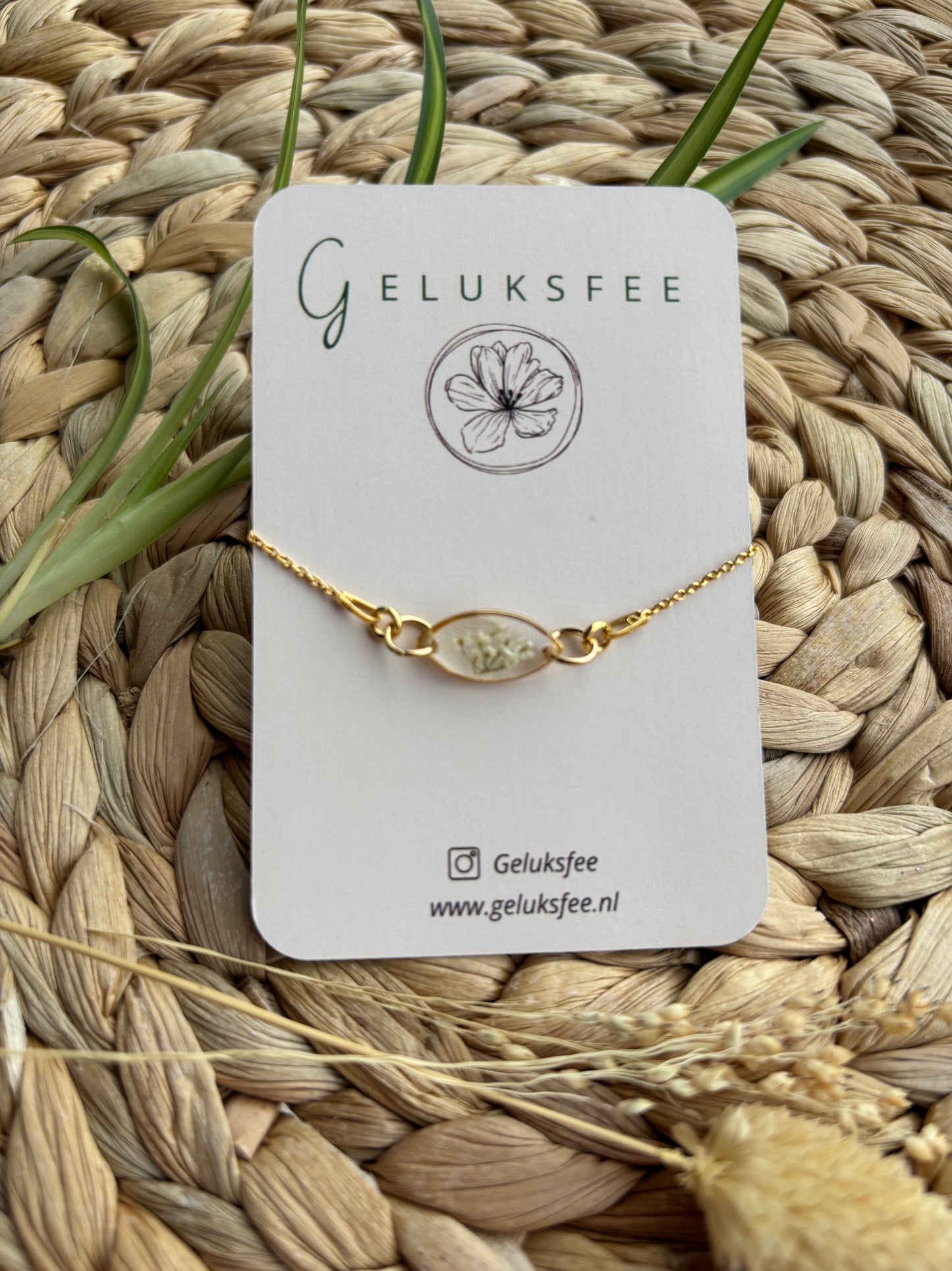 Fijne eenvoud – armband met witte dille bloemetje