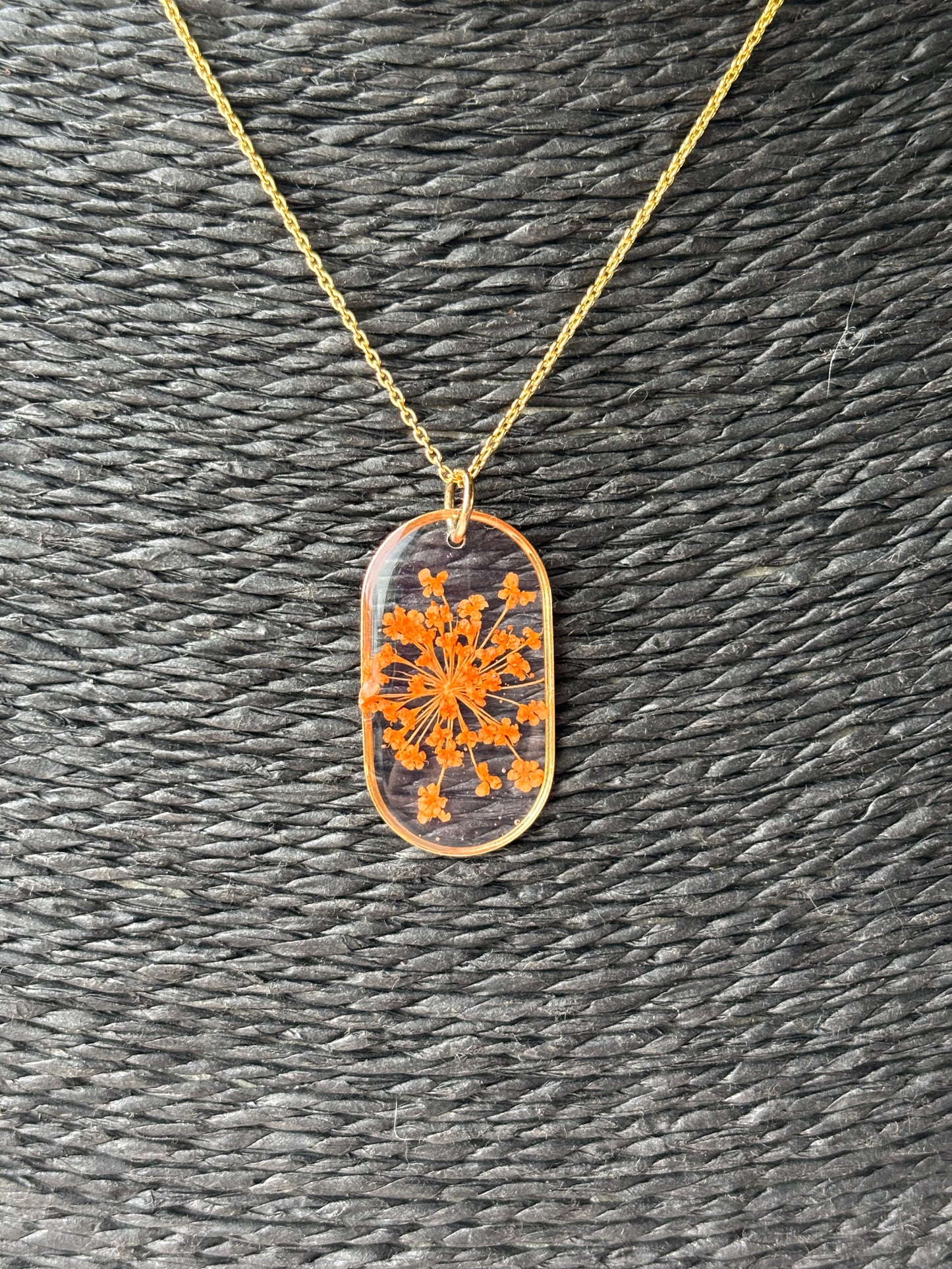 Warme gloed – ketting met oranje dillebloem in ovale hanger