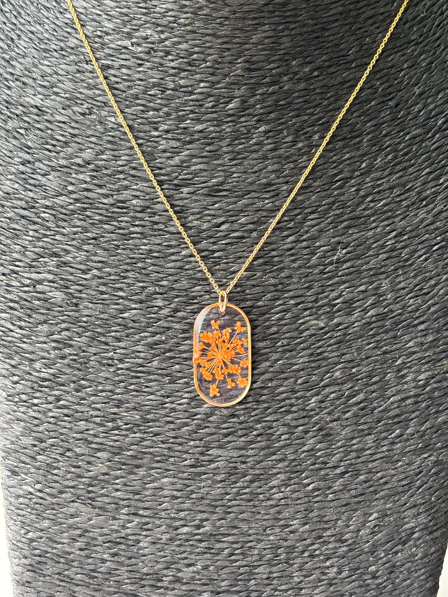Warme gloed – ketting met oranje dillebloem in ovale hanger