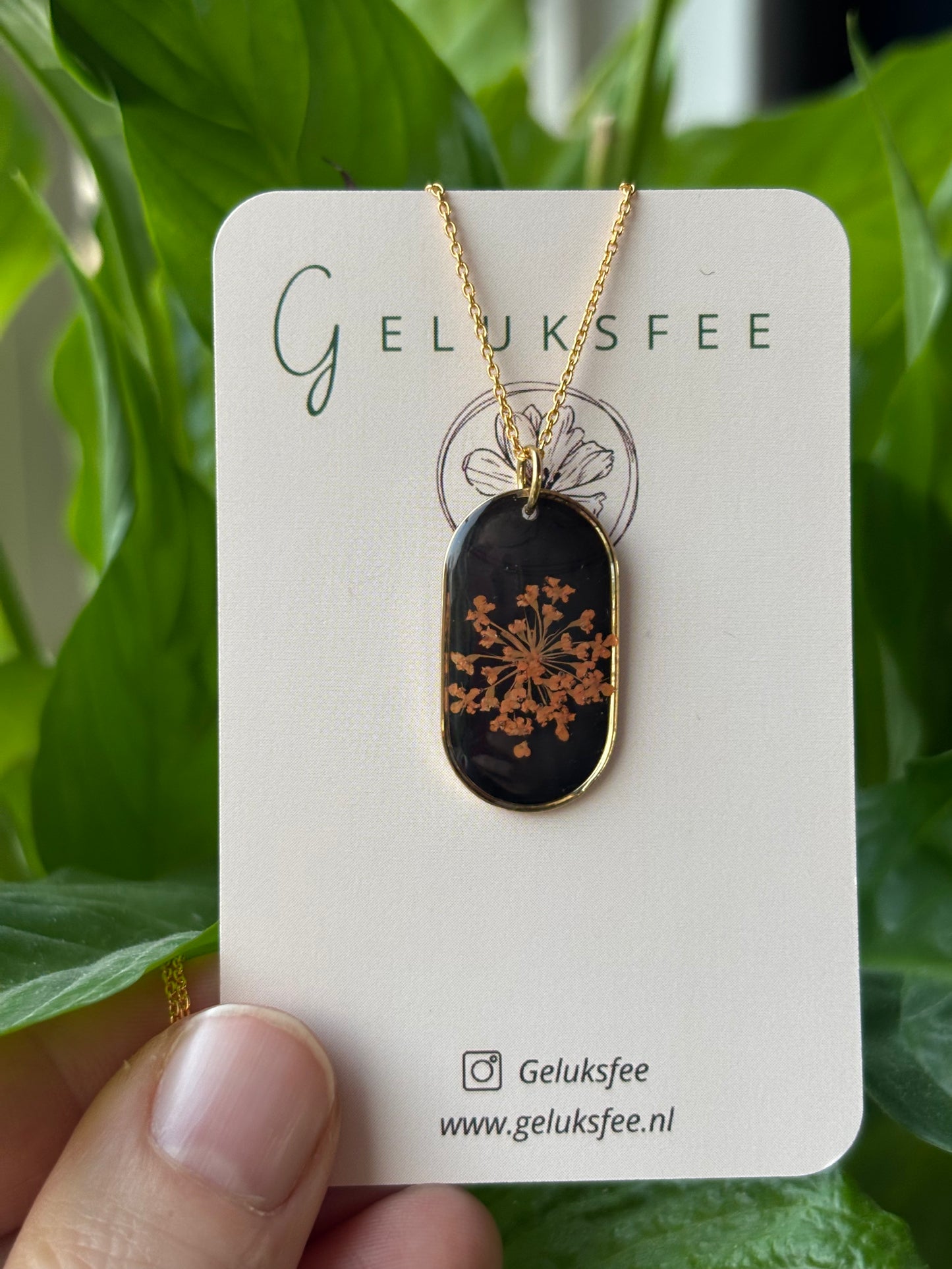 Warme gloed – ketting met oranje dillebloem in ovale hanger