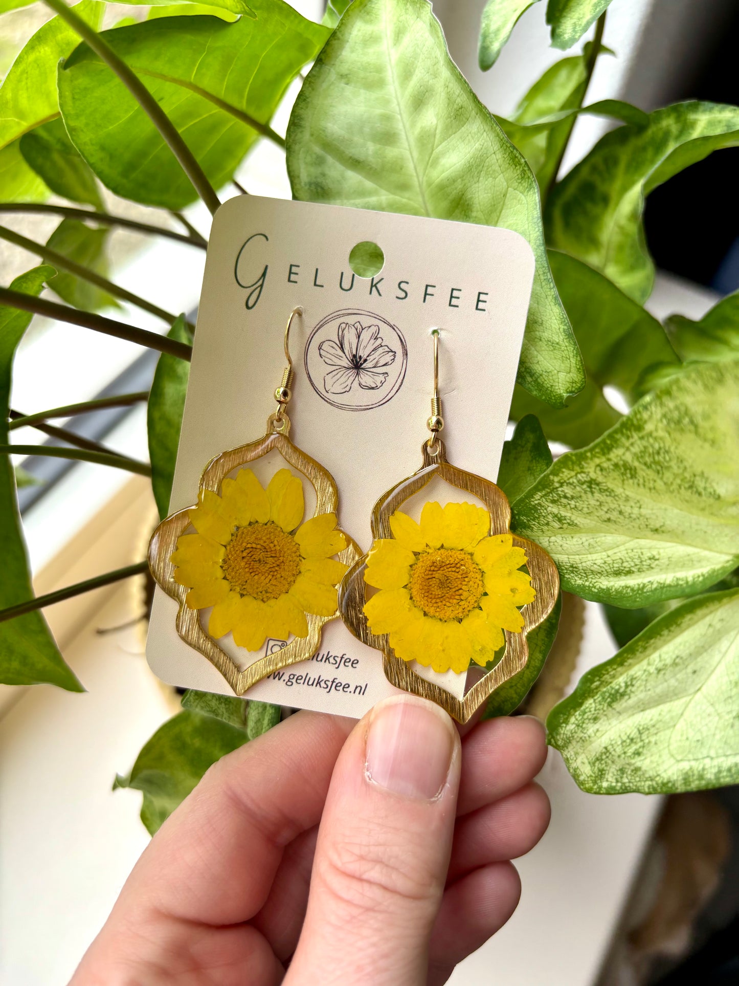 Natuurlijke elegantie – oorbellen met echte bloem in resin