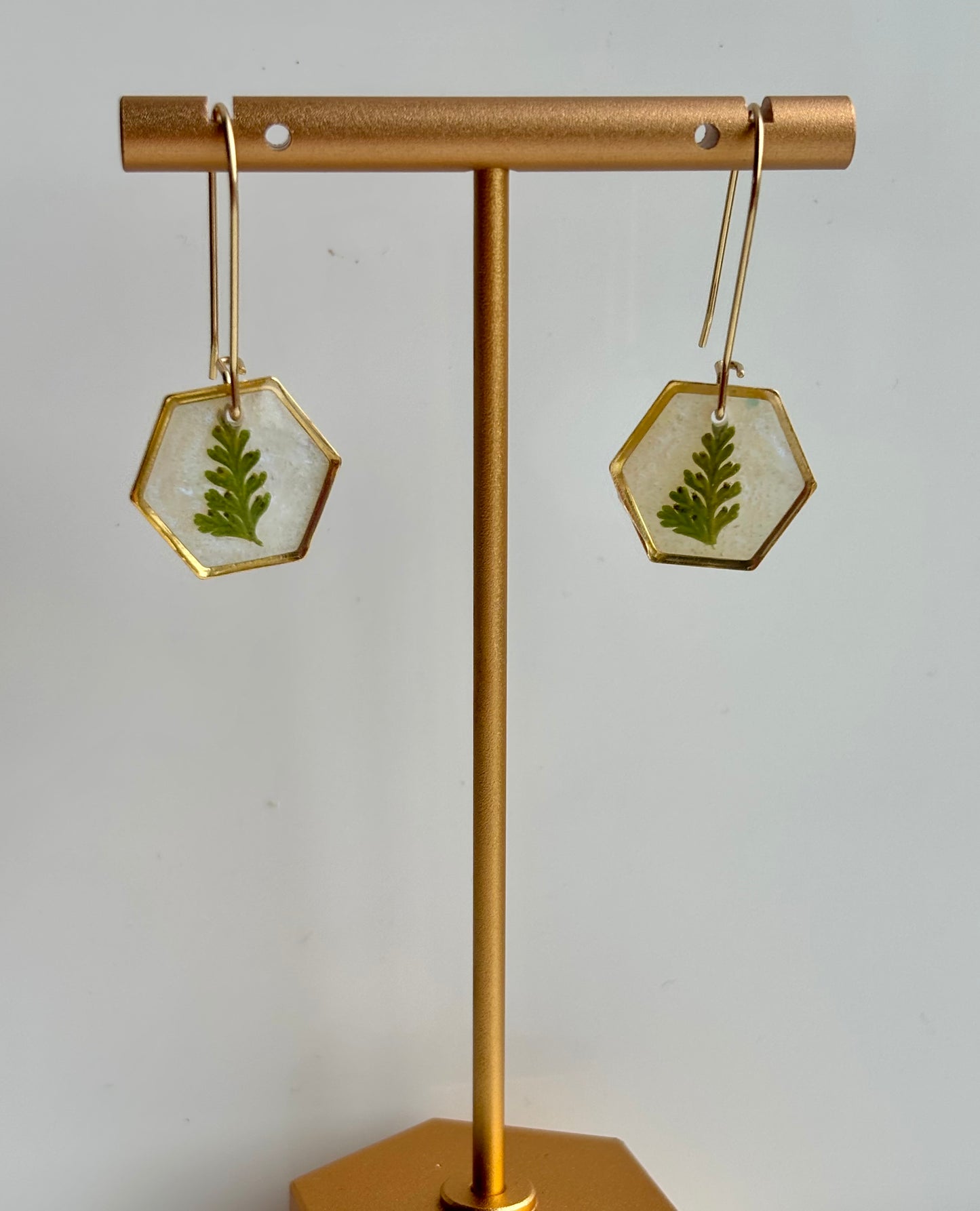 Oorbellen met Gedroogd Varenblad in UV Resin – 18K Goud Verguld | Handgemaakt & Hypoallergeen