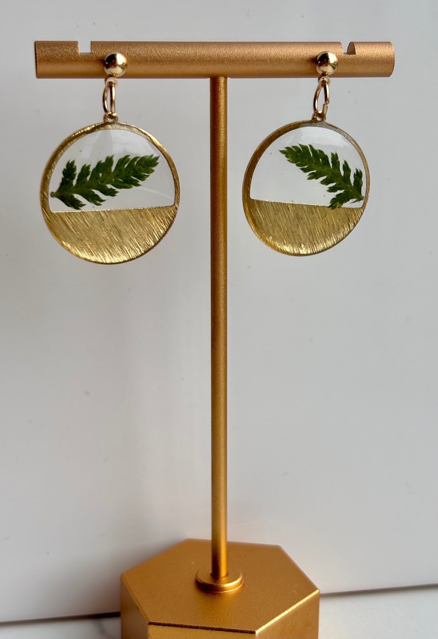Oorbellen met Gedroogd Varenblad in UV Resin – 18K Goud Verguld | Handgemaakt & Hypoallergeen