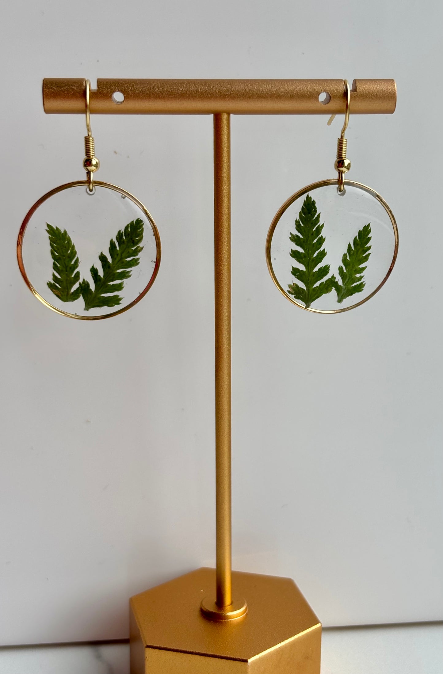 Oorbellen met Gedroogd Varenblad in UV Resin – 18K Goud Verguld | Handgemaakt & Hypoallergeen