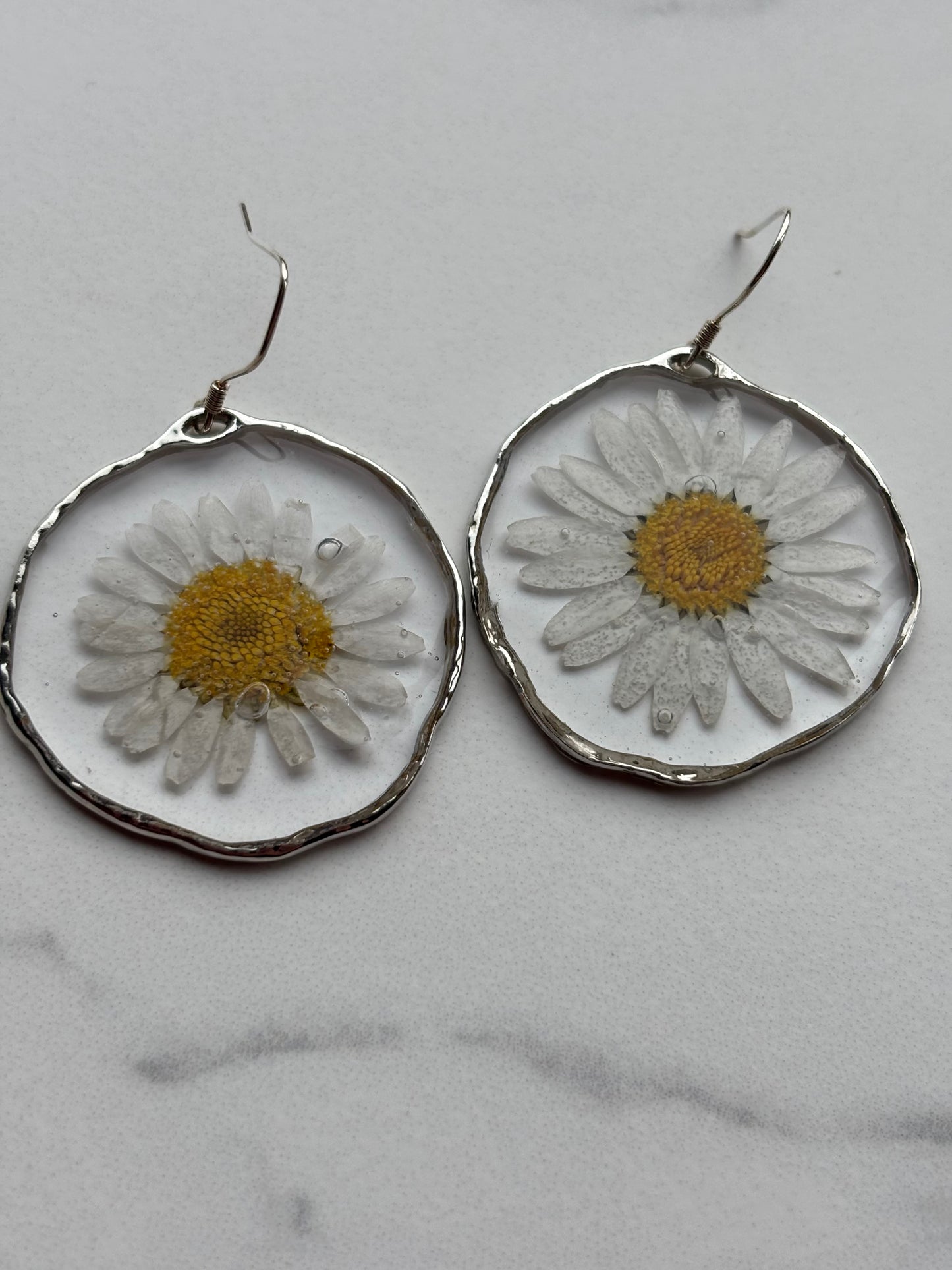 Zilveren Oorbellen met Echte Margriet – Botanische Sieraden in Epoxy