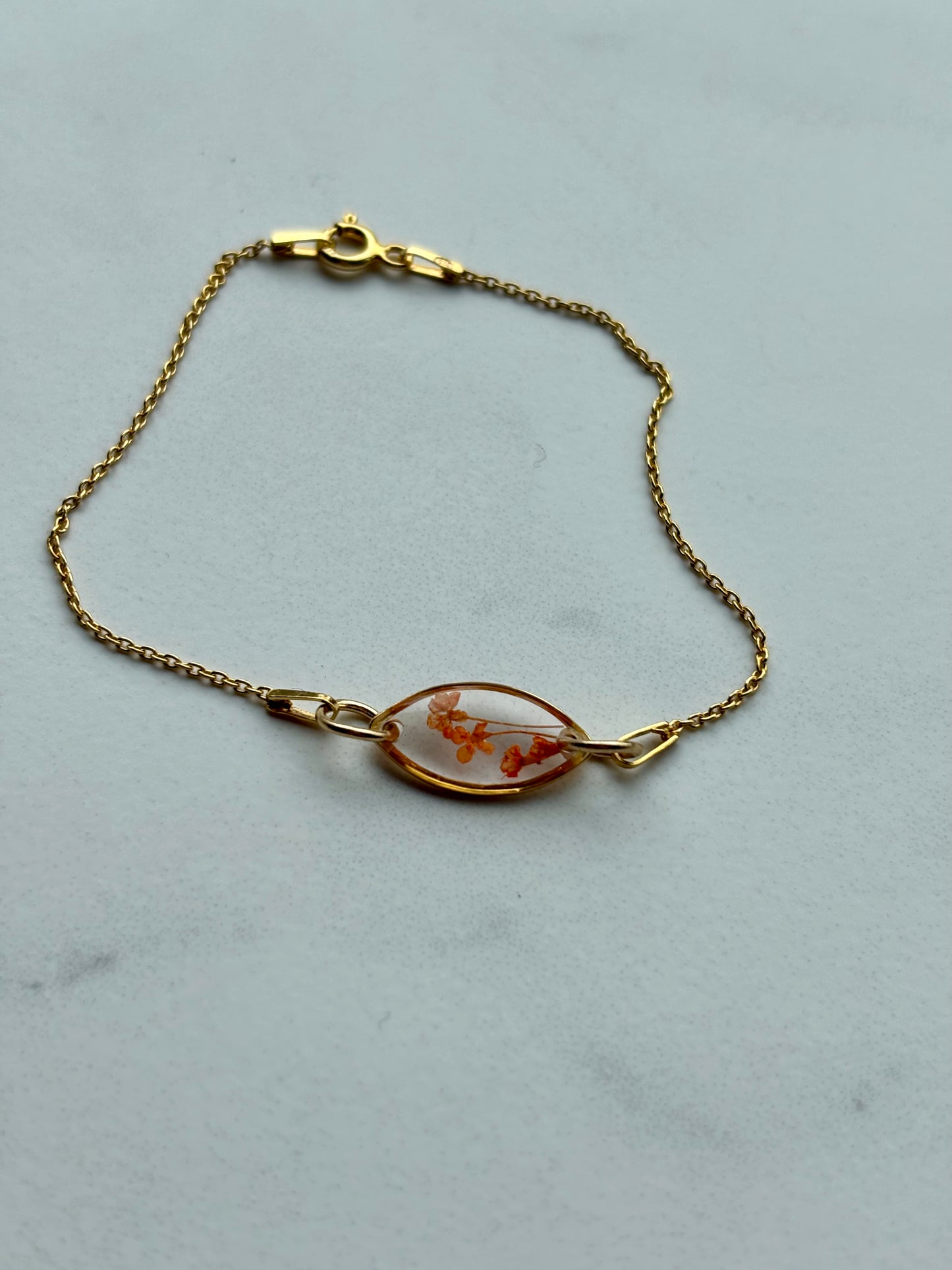 Fijne eenvoud – armband met witte dille bloemetje