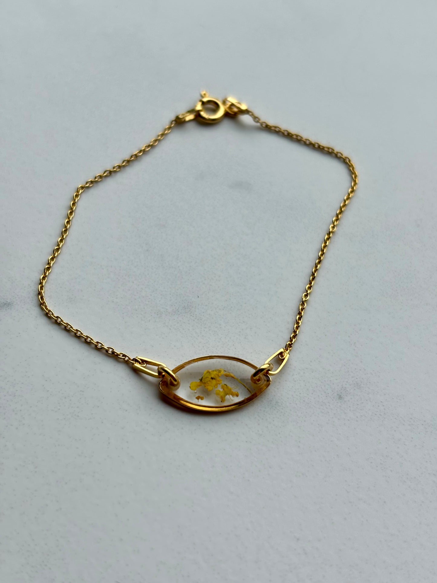 Fijne eenvoud – armband met witte dille bloemetje