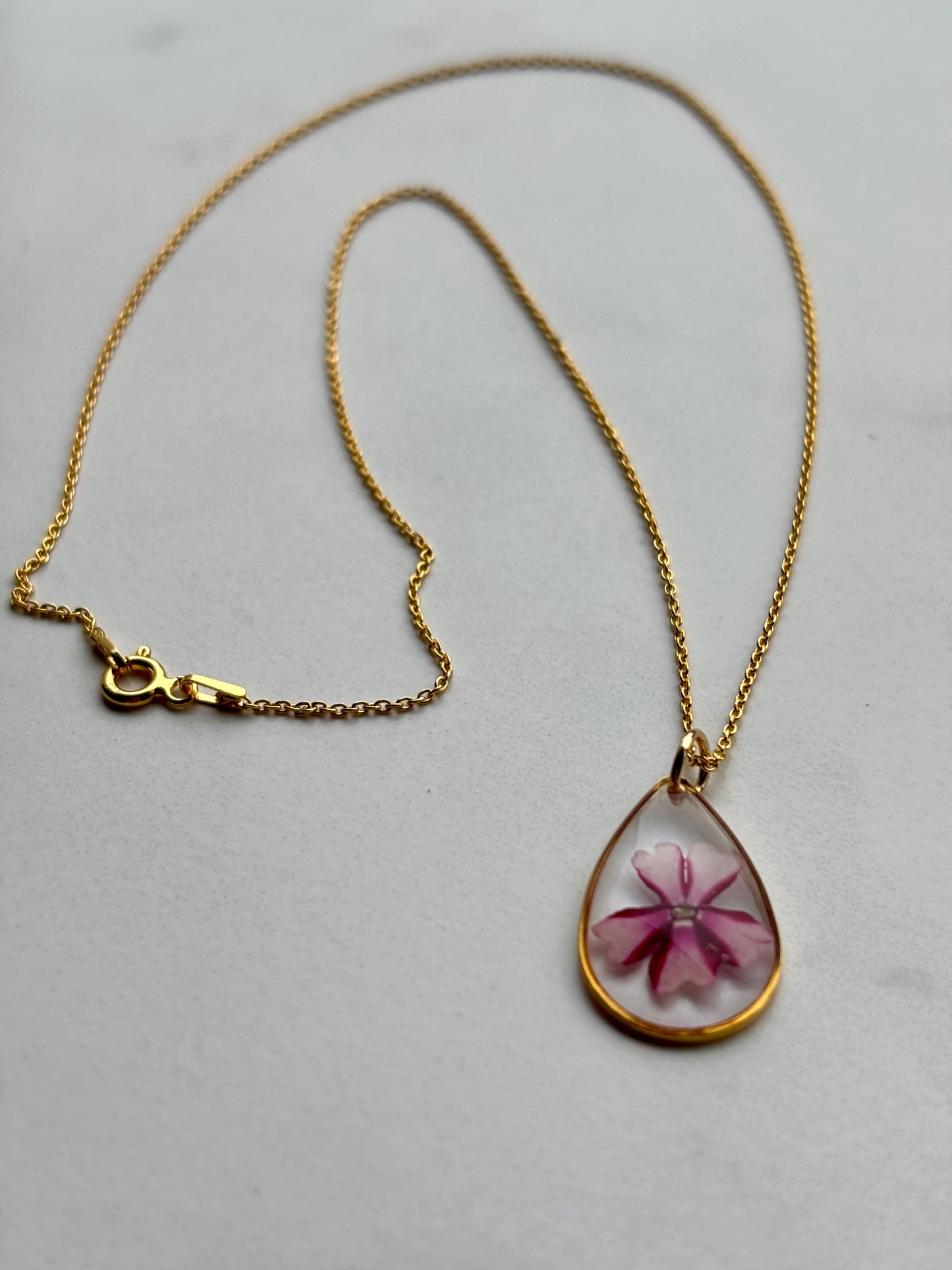 Zoet &subtiel – ketting met Verbena bloemetje in traandruppel hanger