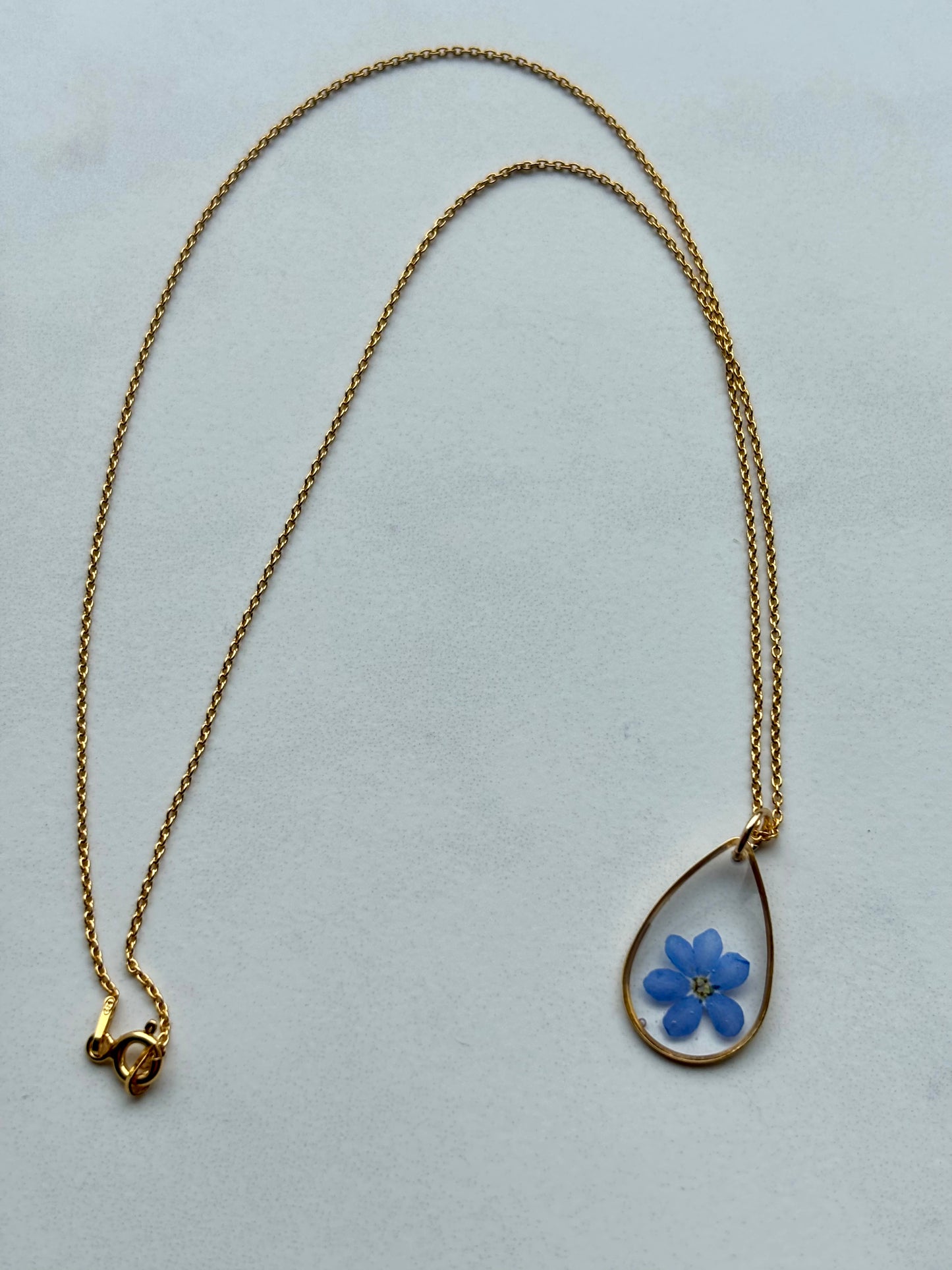 Liefdevolle herinnering – ketting met vergeet-mij-nietjes in rhombus hanger