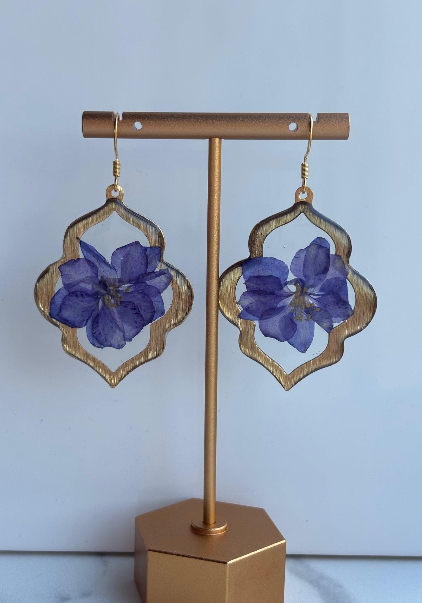 Natuurlijke elegantie – oorbellen met echte bloem in resin