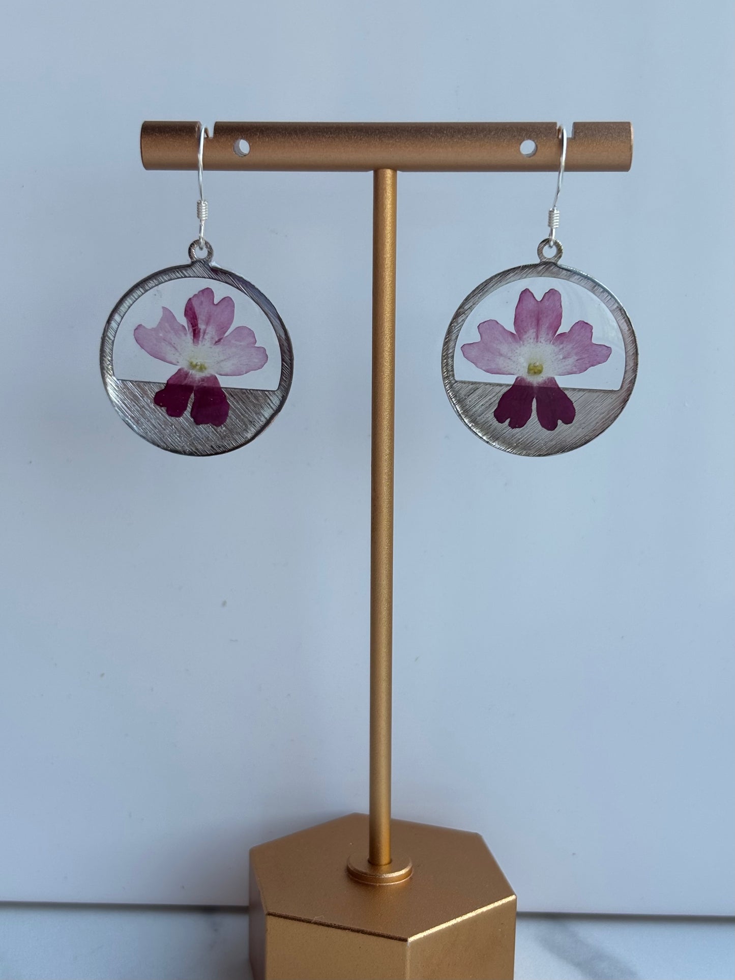 Natuurlijke verfijning – zilveren oorbellen met ijzerhard bloem