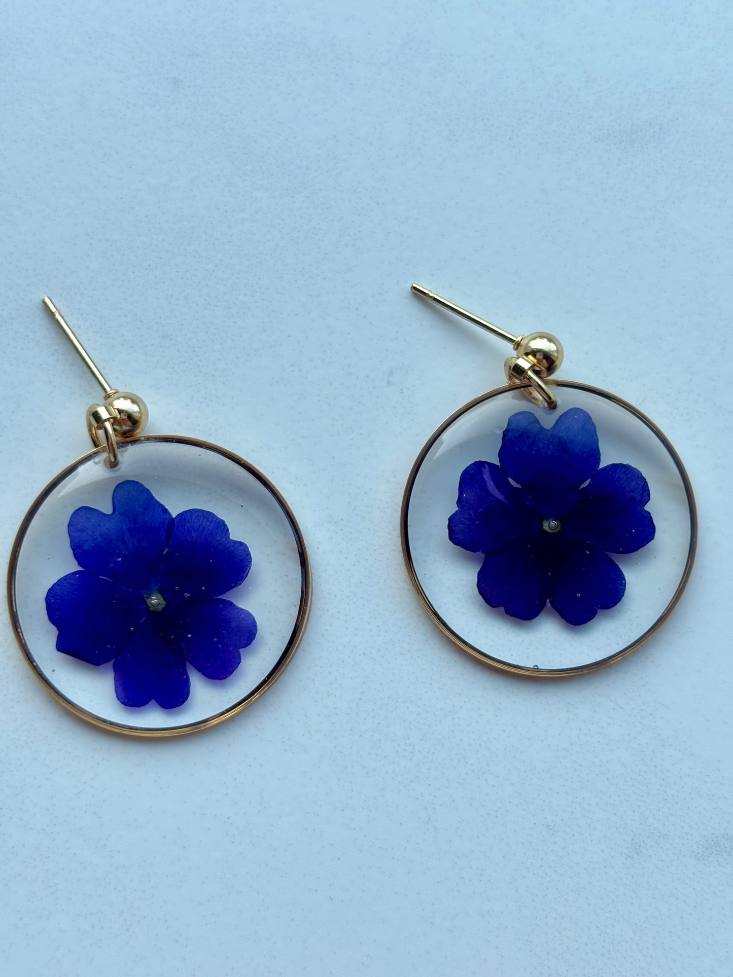 Natuurlijke elegantie – oorbellen met Verbena in epoxy