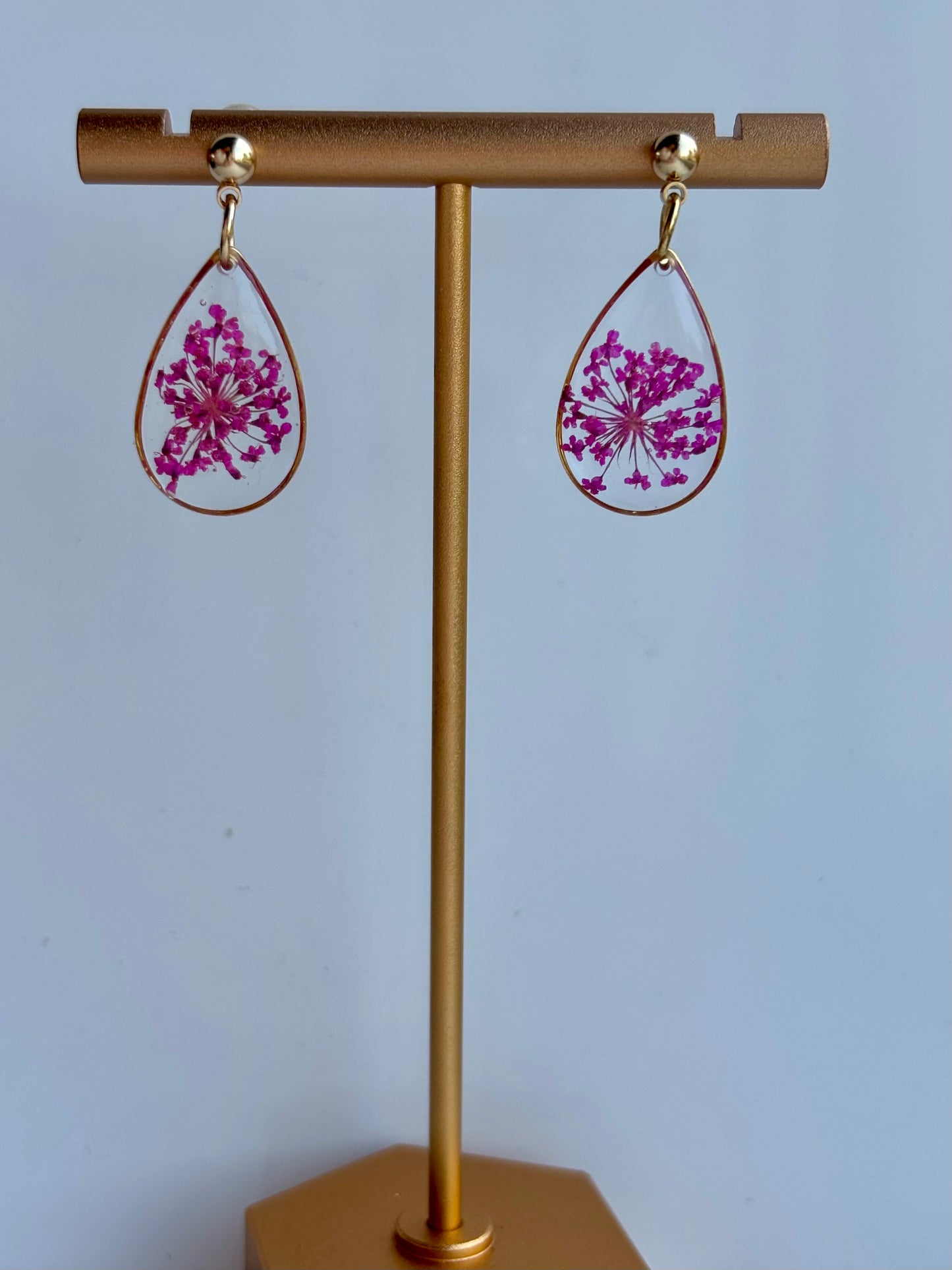 Dromerige druppels – oorbellen met Queen Anne’s Lace in resin