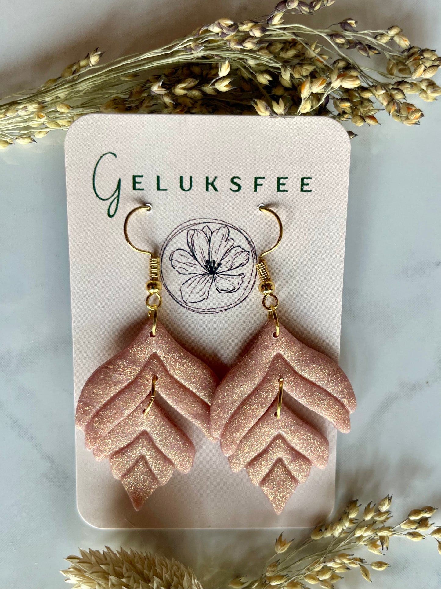 Handgemaakte blaadjes oorbellen van polymeerklei