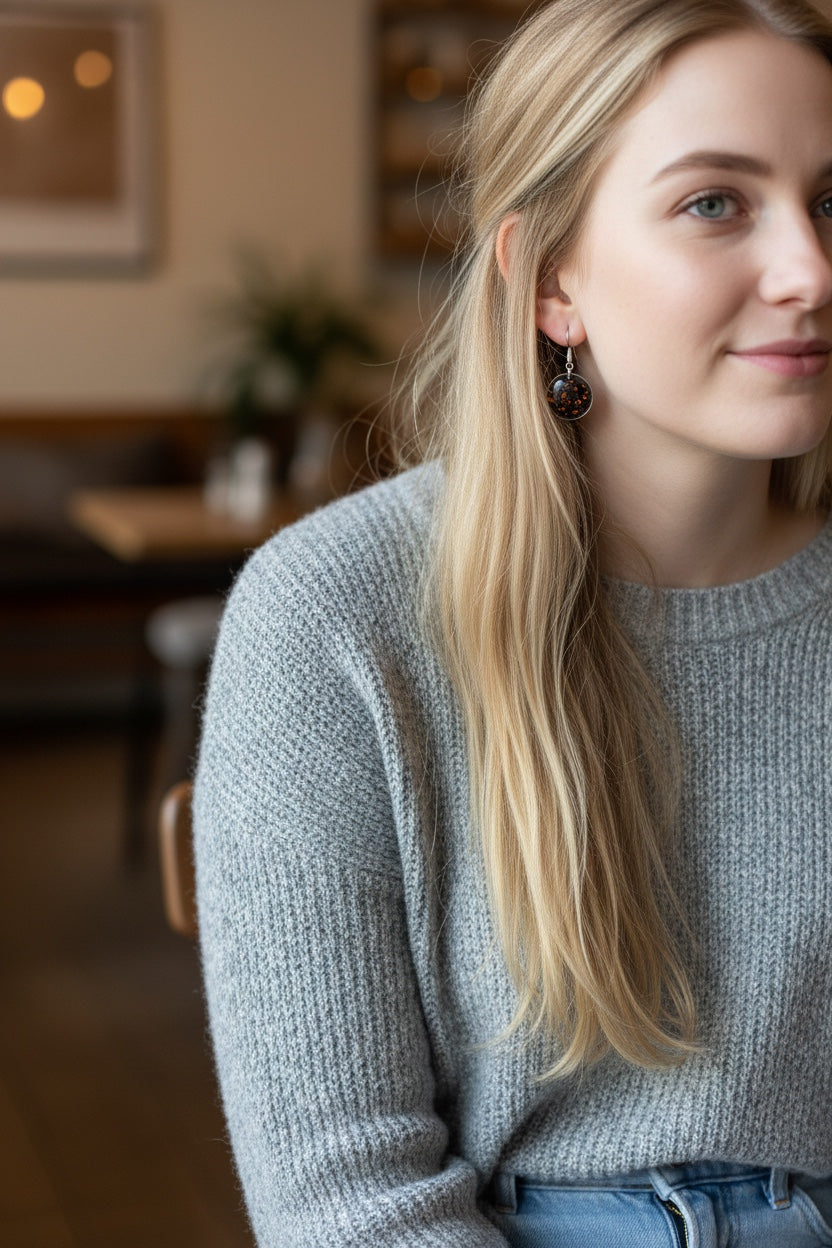 Nachtbloei - Zwarte Oorbellen met Dillebloem - Zilveren variant