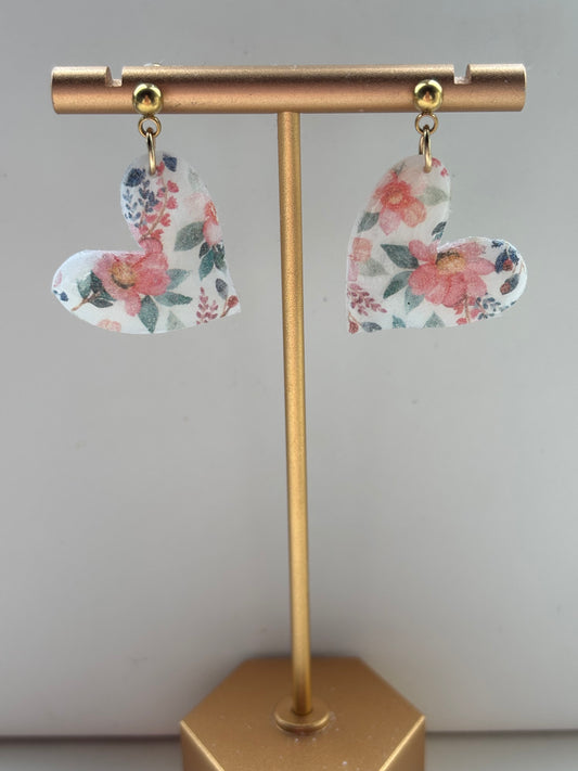 Polymeerklei hartjes oorbellen met bloemenprint