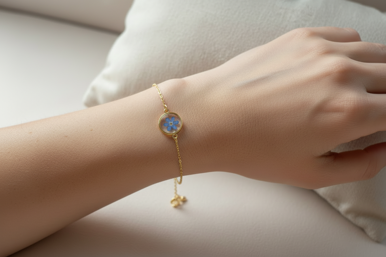 Handgemaakte armband met een echt vergeet-me-nietje bloem
