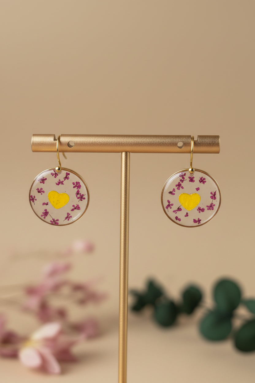 Gouden oorbellen met een hartje & rood-roze bloemetjes