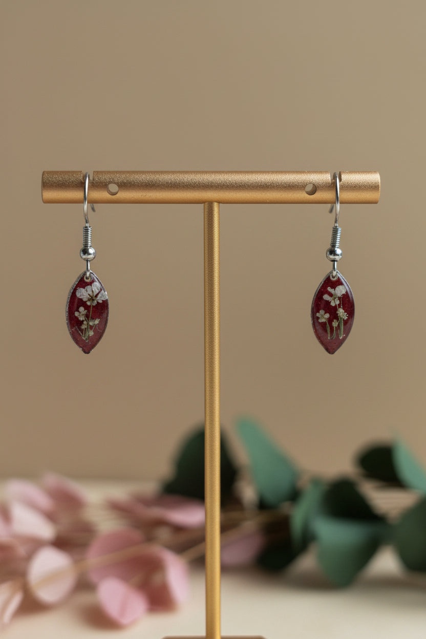Elegante zilveren mini ovale oorbellen met witte dille en metallic rood