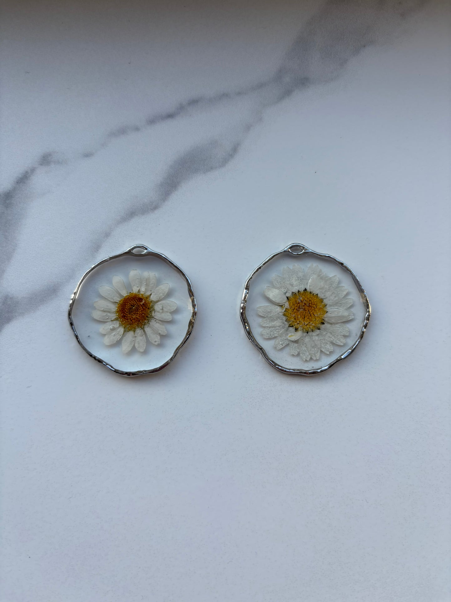 Zilveren Oorbellen met Echte Margriet – Botanische Sieraden in Epoxy