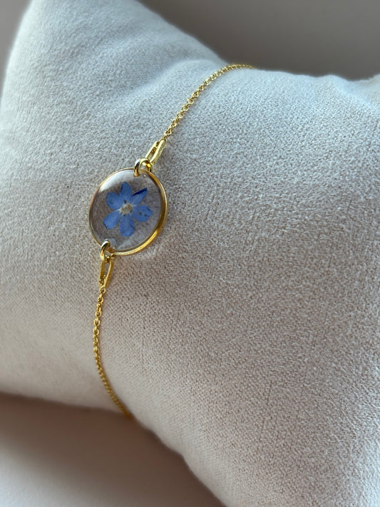 Handgemaakte armband met een echt vergeet-me-nietje bloem