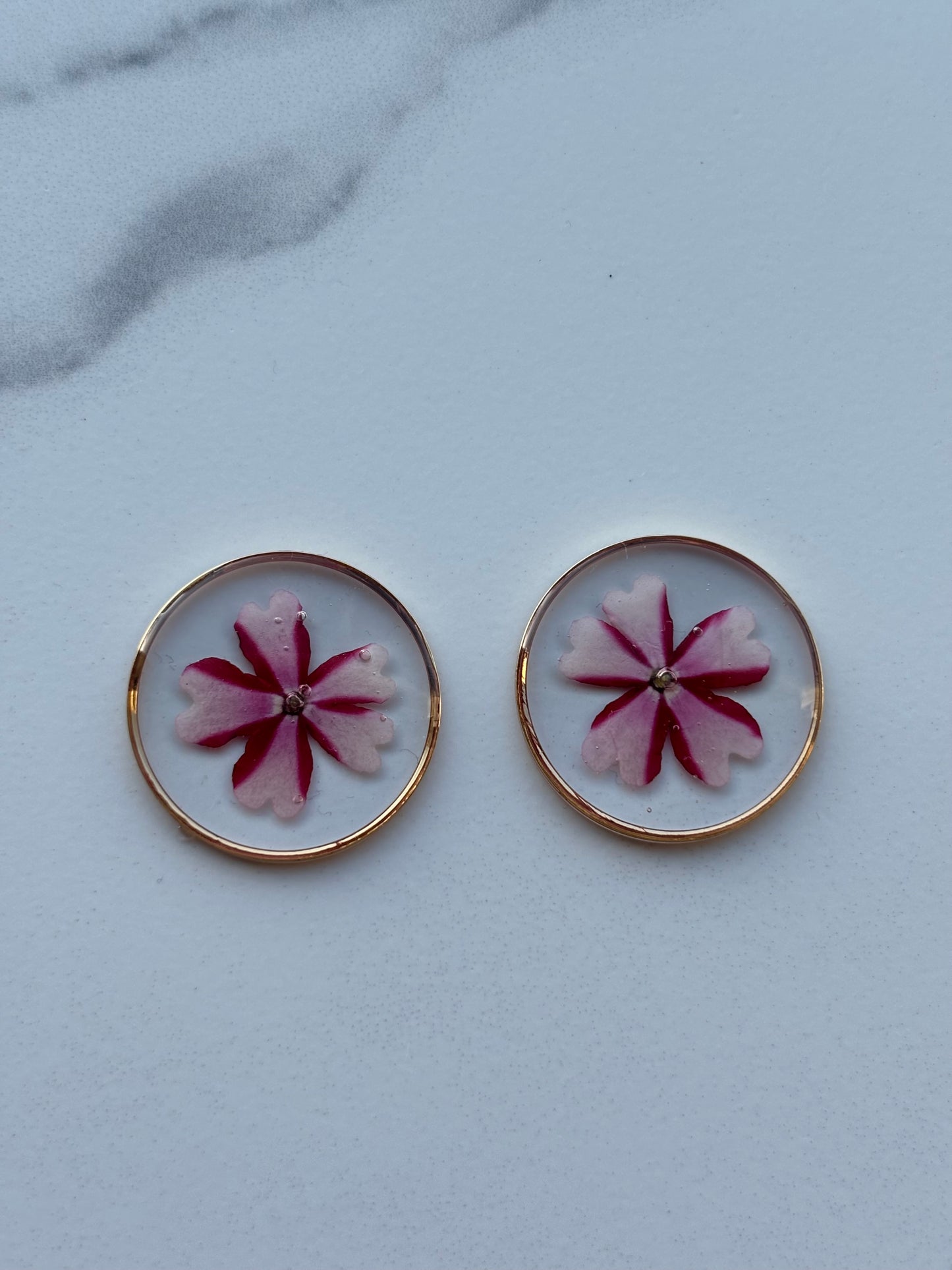 Natuurlijke elegantie – oorbellen met Verbena in epoxy